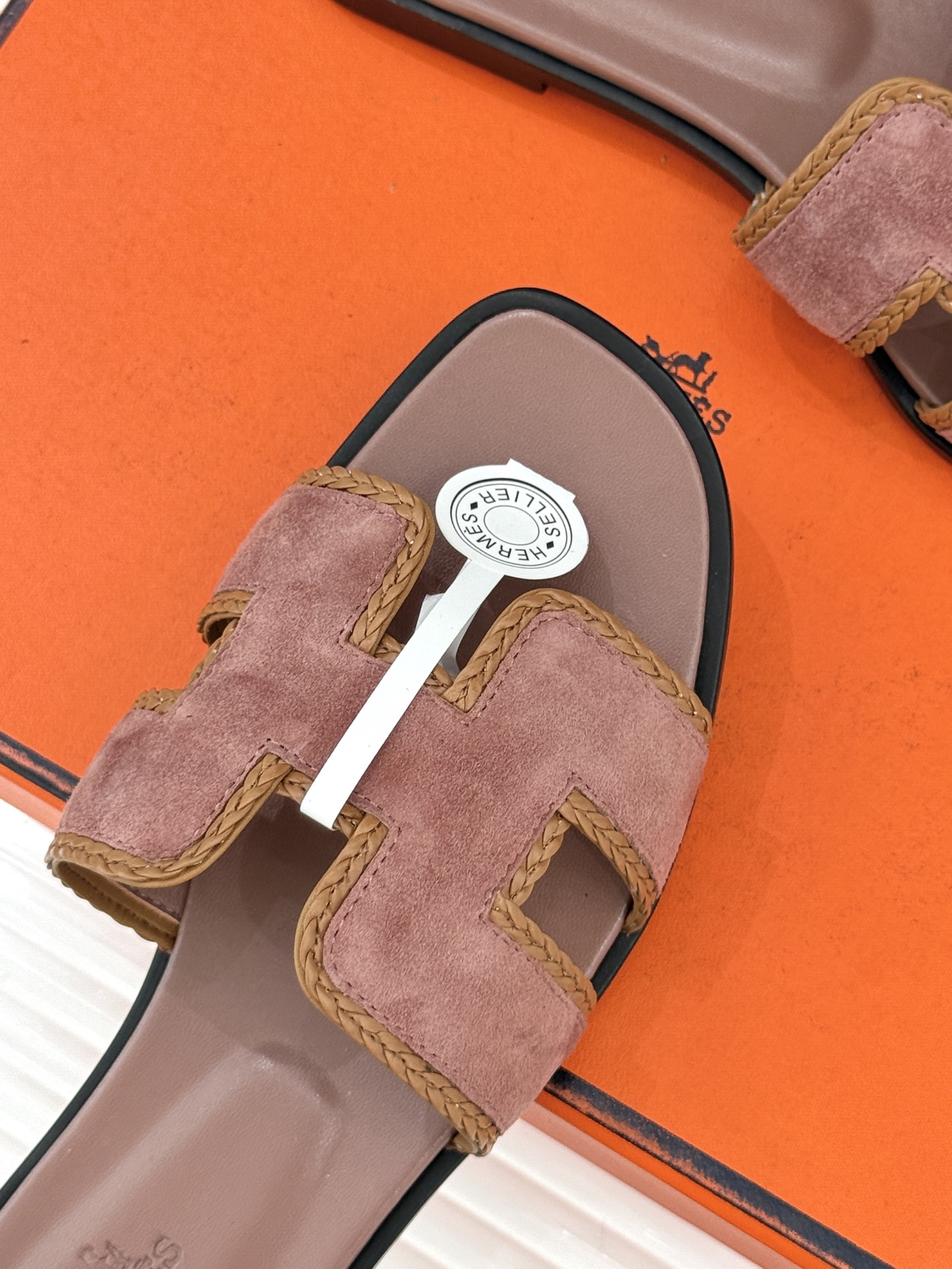 （配原版飞机盒）Hermès/爱马仕万年经典平底H拖鞋将简约美学与极致工艺完美融合。平底款式 回归舒适本