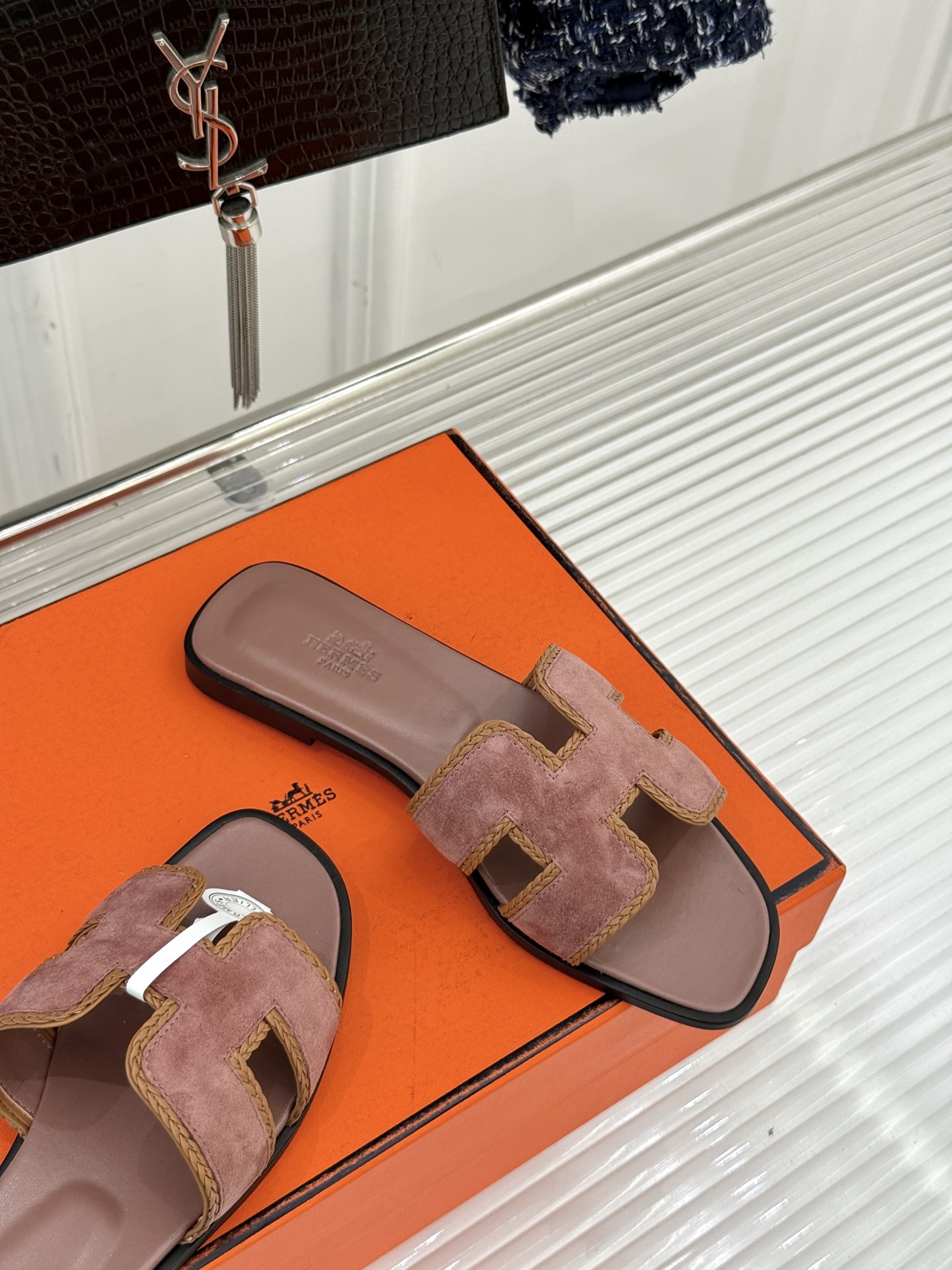 （配原版飞机盒）Hermès/爱马仕万年经典平底H拖鞋将简约美学与极致工艺完美融合。平底款式 回归舒适本