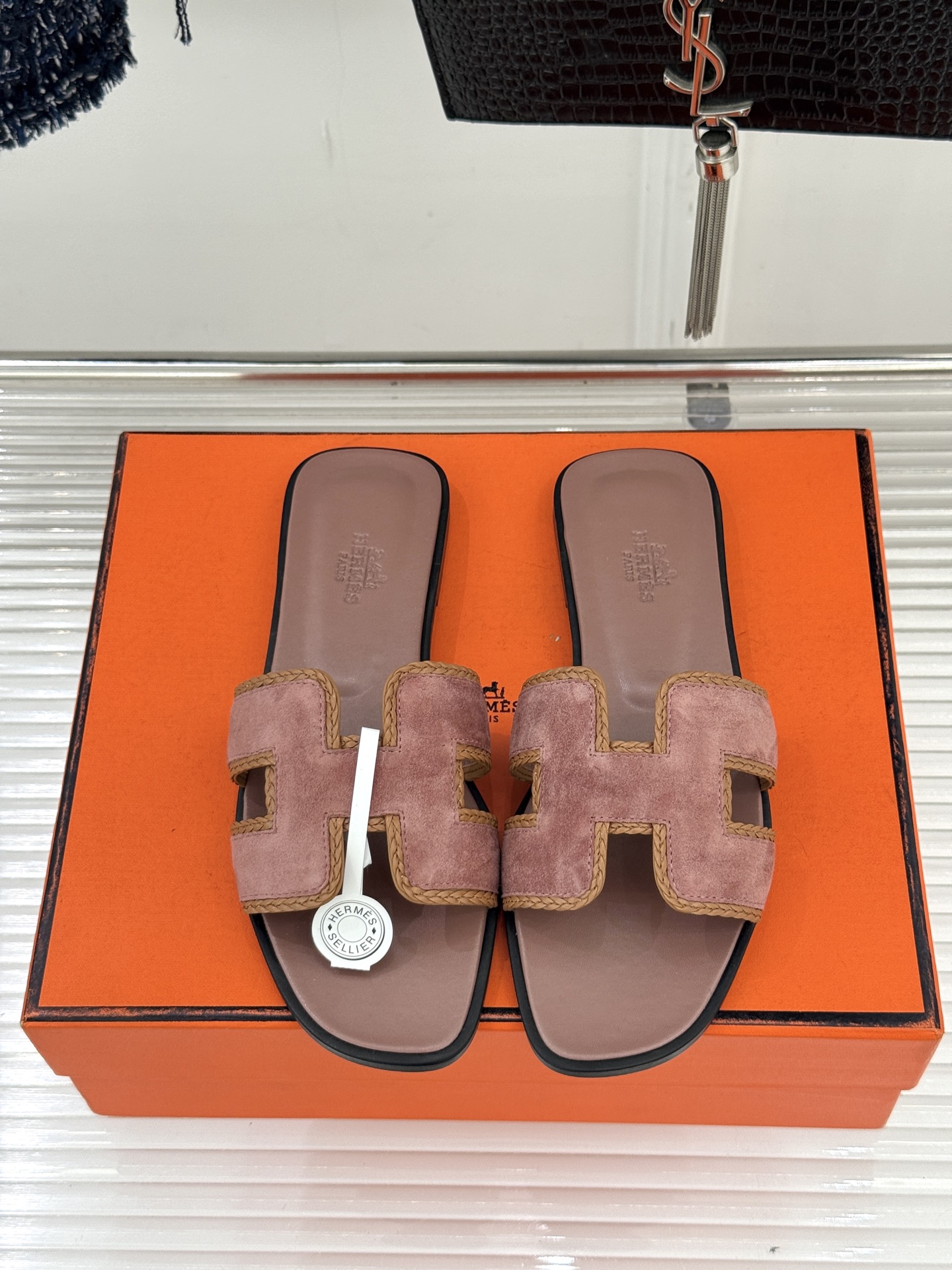 （配原版飞机盒）Hermès/爱马仕万年经典平底H拖鞋将简约美学与极致工艺完美融合。平底款式 回归舒适本