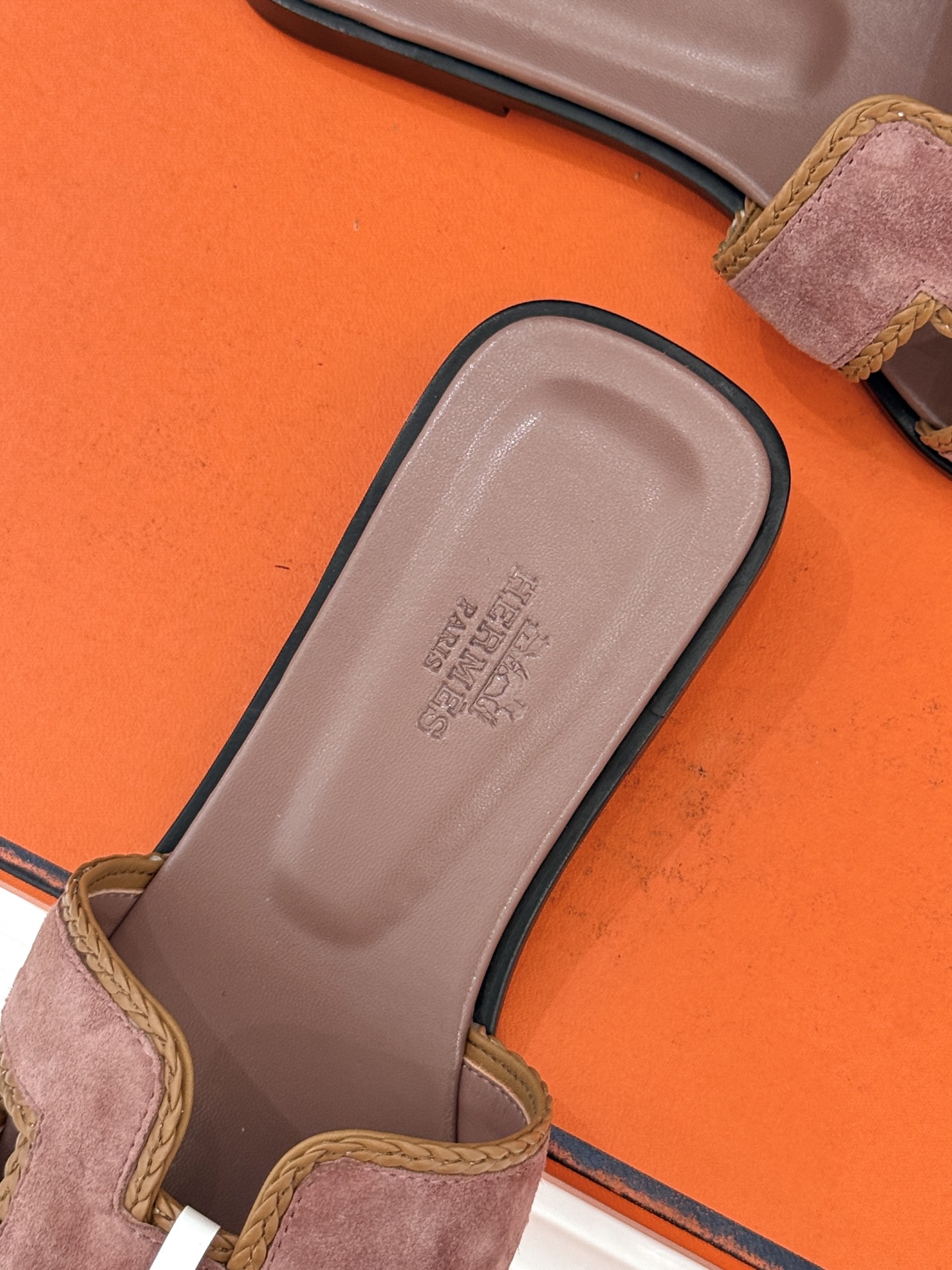 （配原版飞机盒）Hermès/爱马仕万年经典平底H拖鞋将简约美学与极致工艺完美融合。平底款式 回归舒适本