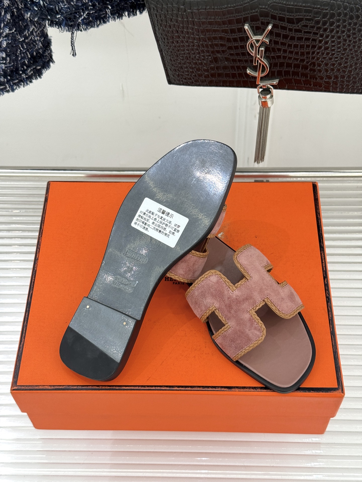 （配原版飞机盒）Hermès/爱马仕万年经典平底H拖鞋将简约美学与极致工艺完美融合。平底款式 回归舒适本