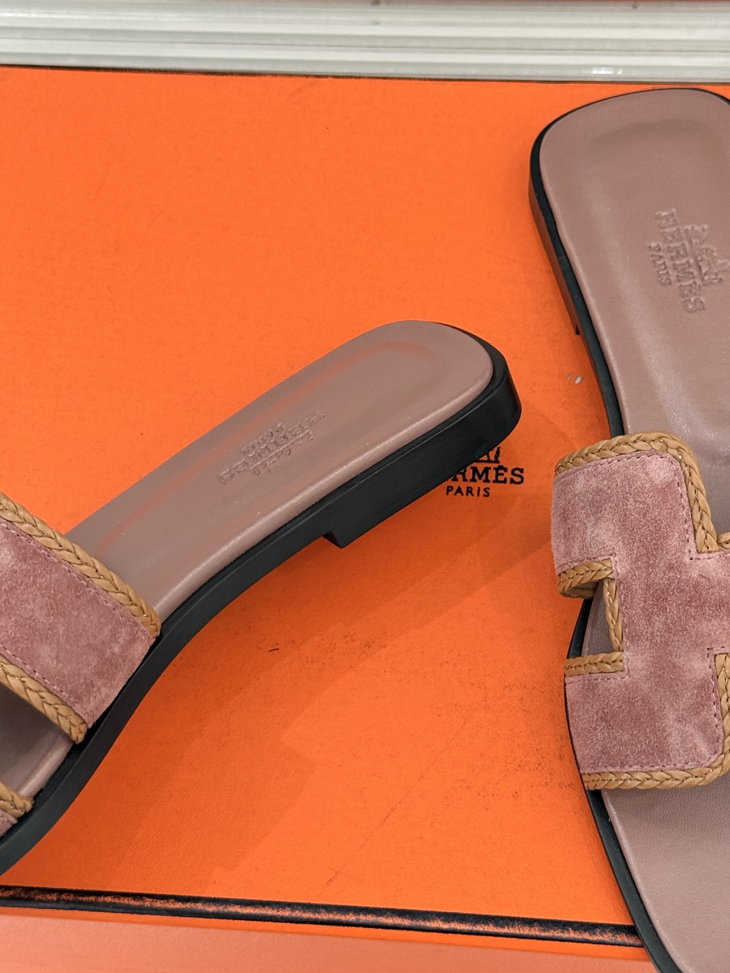 （配原版飞机盒）Hermès/爱马仕万年经典平底H拖鞋将简约美学与极致工艺完美融合。平底款式 回归舒适本