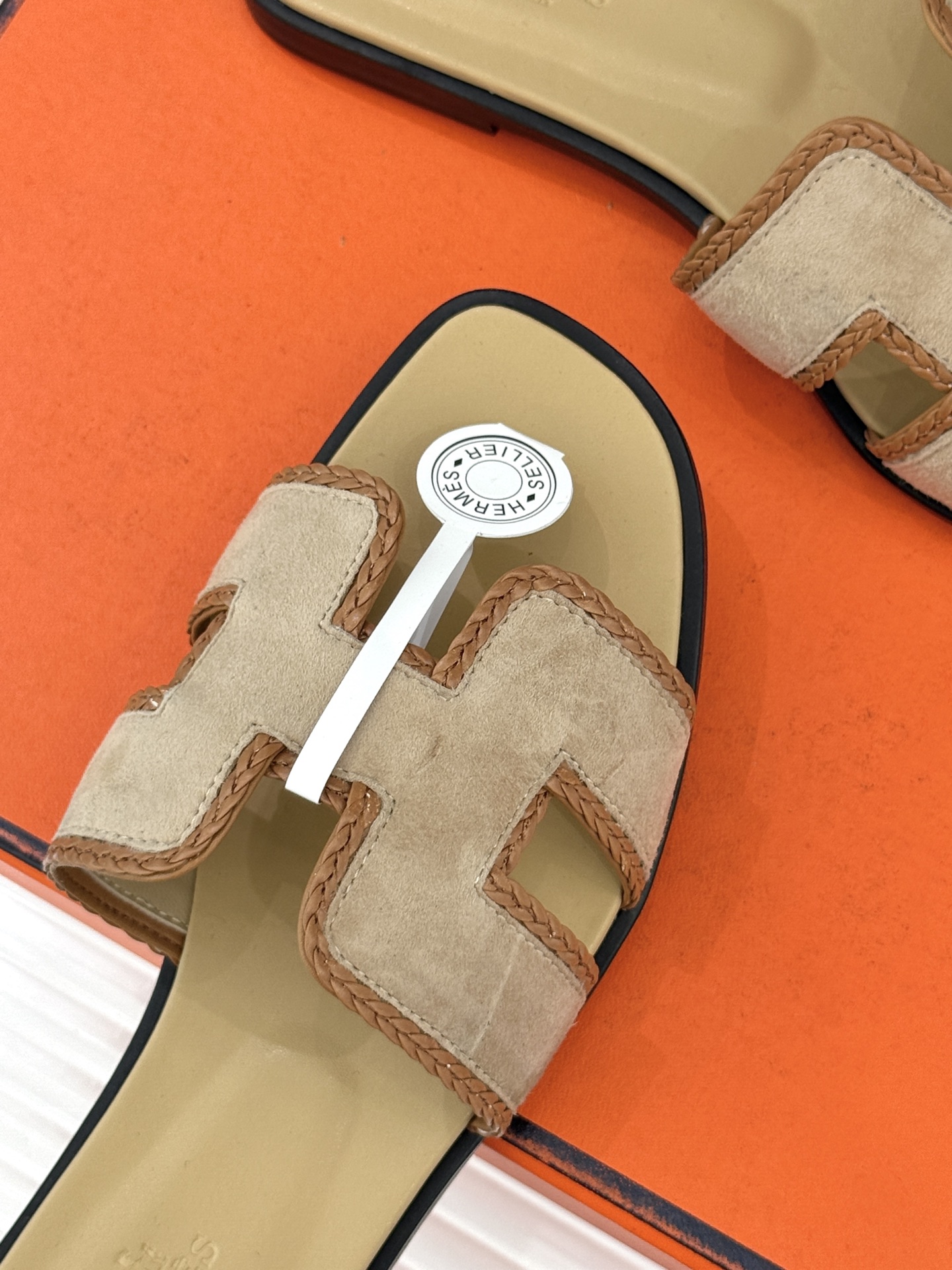 （配原版飞机盒）Hermès/爱马仕万年经典平底H拖鞋将简约美学与极致工艺完美融合。平底款式 回归舒适本