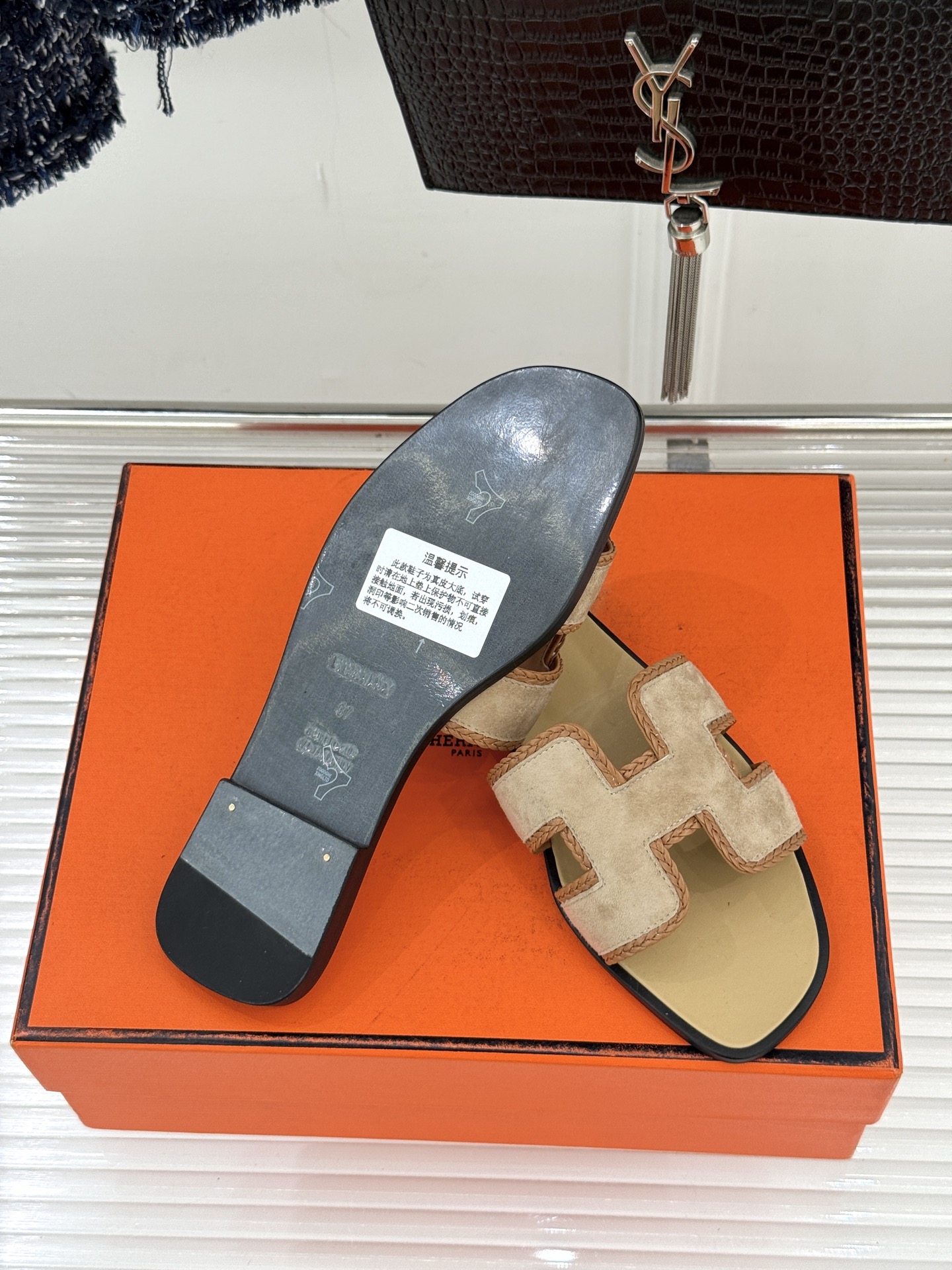 （配原版飞机盒）Hermès/爱马仕万年经典平底H拖鞋将简约美学与极致工艺完美融合。平底款式 回归舒适本