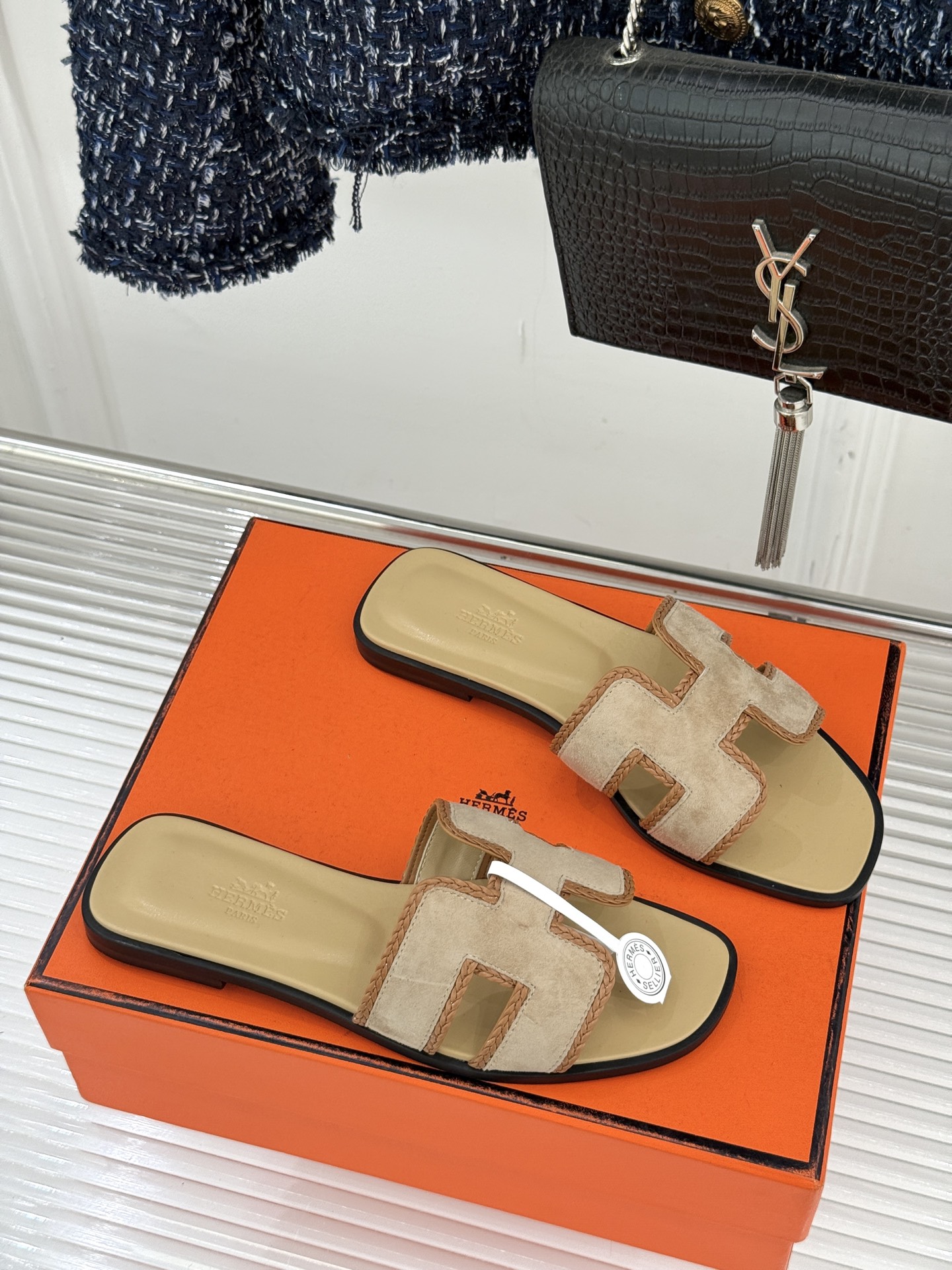 （配原版飞机盒）Hermès/爱马仕万年经典平底H拖鞋将简约美学与极致工艺完美融合。平底款式 回归舒适本