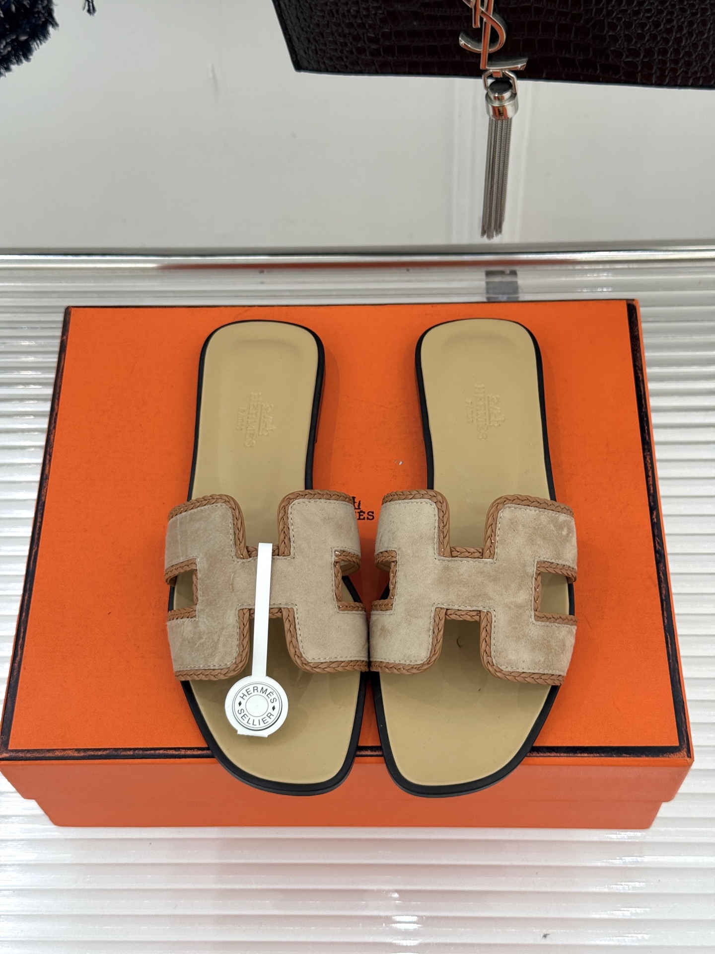 （配原版飞机盒）Hermès/爱马仕万年经典平底H拖鞋将简约美学与极致工艺完美融合。平底款式 回归舒适本