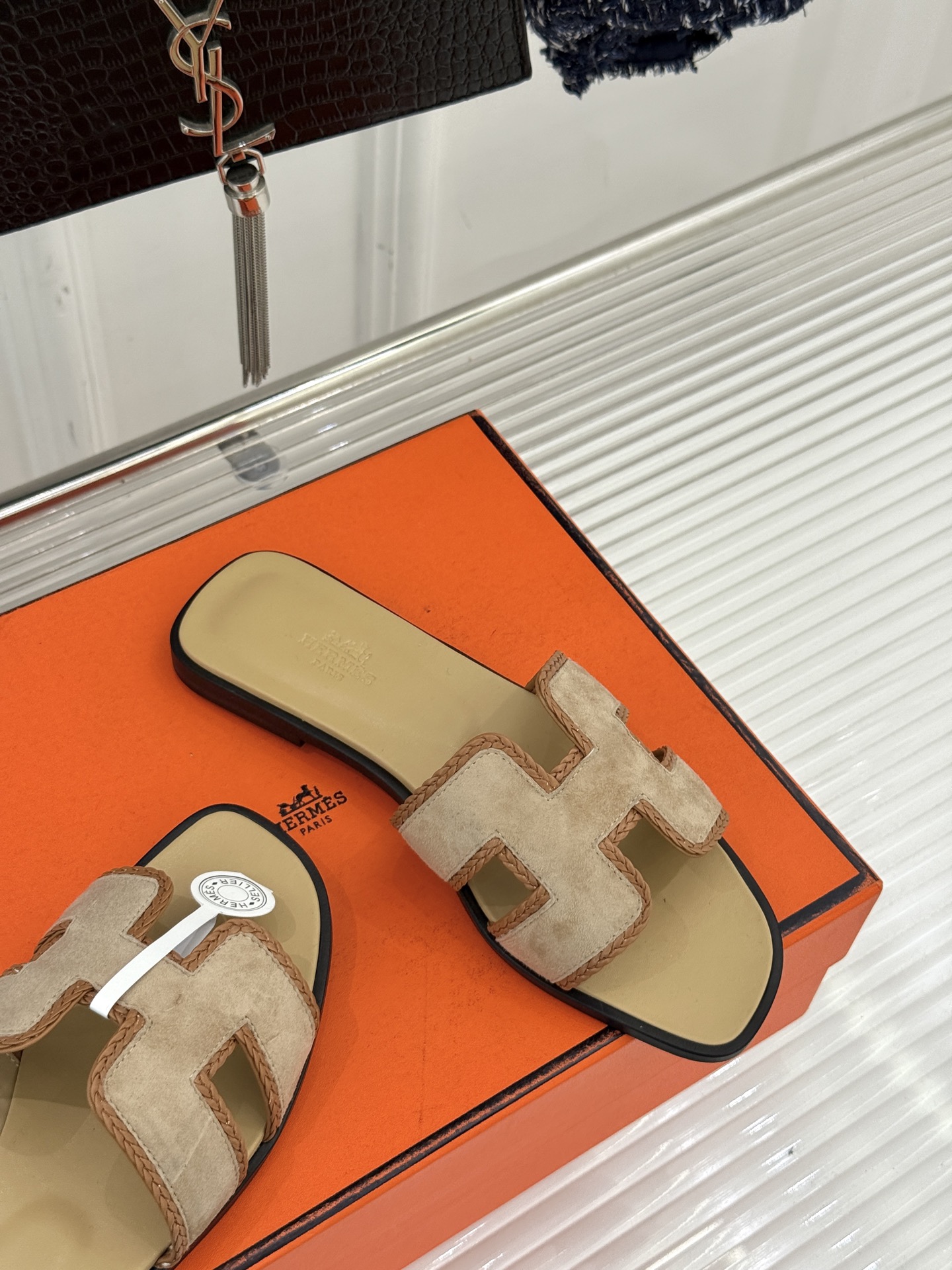 （配原版飞机盒）Hermès/爱马仕万年经典平底H拖鞋将简约美学与极致工艺完美融合。平底款式 回归舒适本