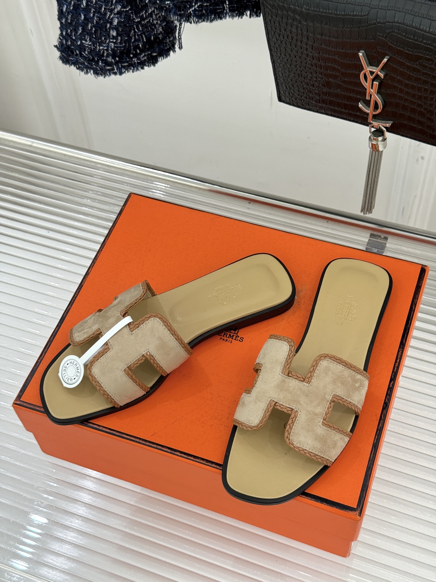 （配原版飞机盒）Hermès/爱马仕万年经典平底H拖鞋将简约美学与极致工艺完美融合。平底款式 回归舒适本