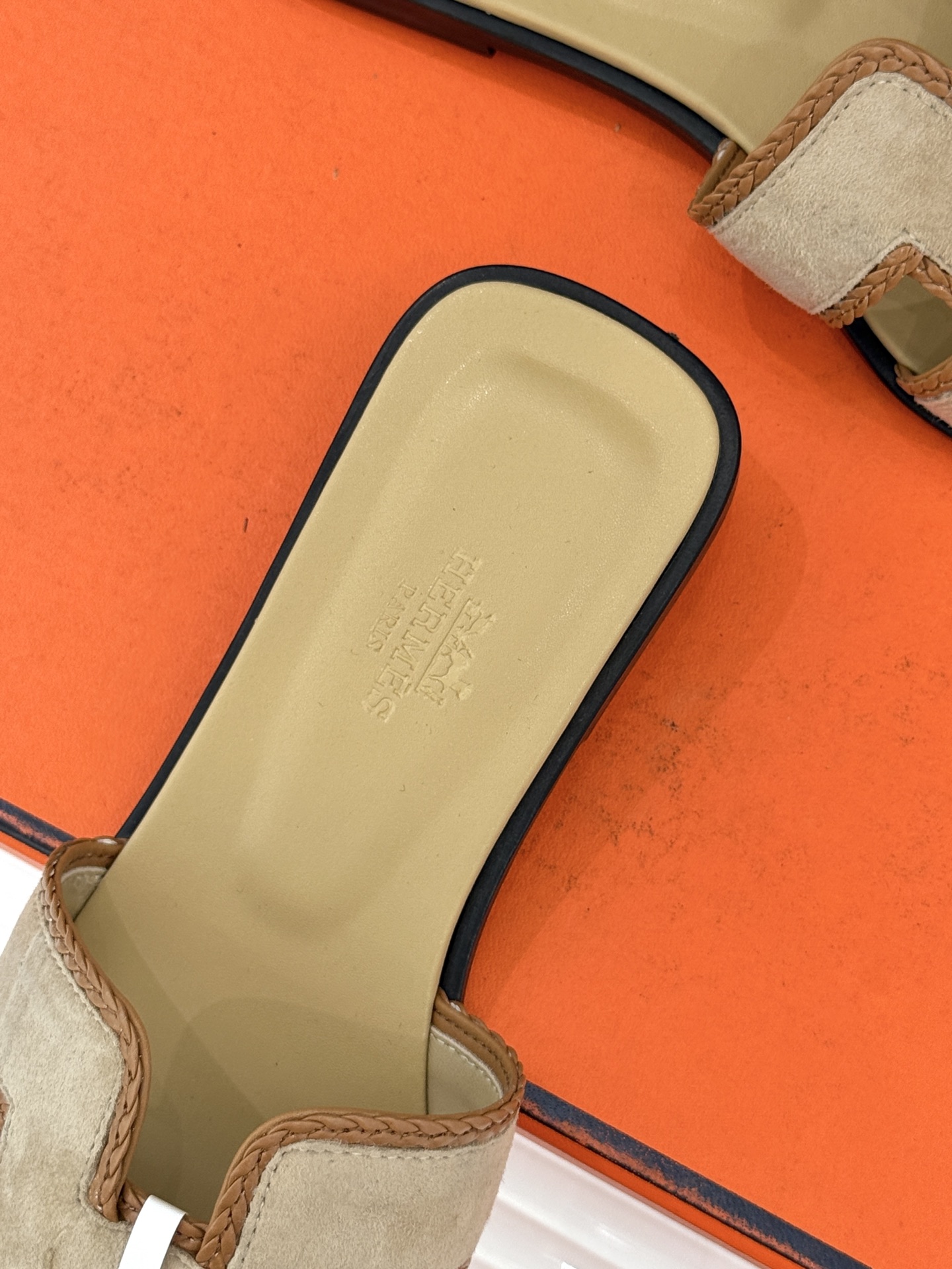 （配原版飞机盒）Hermès/爱马仕万年经典平底H拖鞋将简约美学与极致工艺完美融合。平底款式 回归舒适本