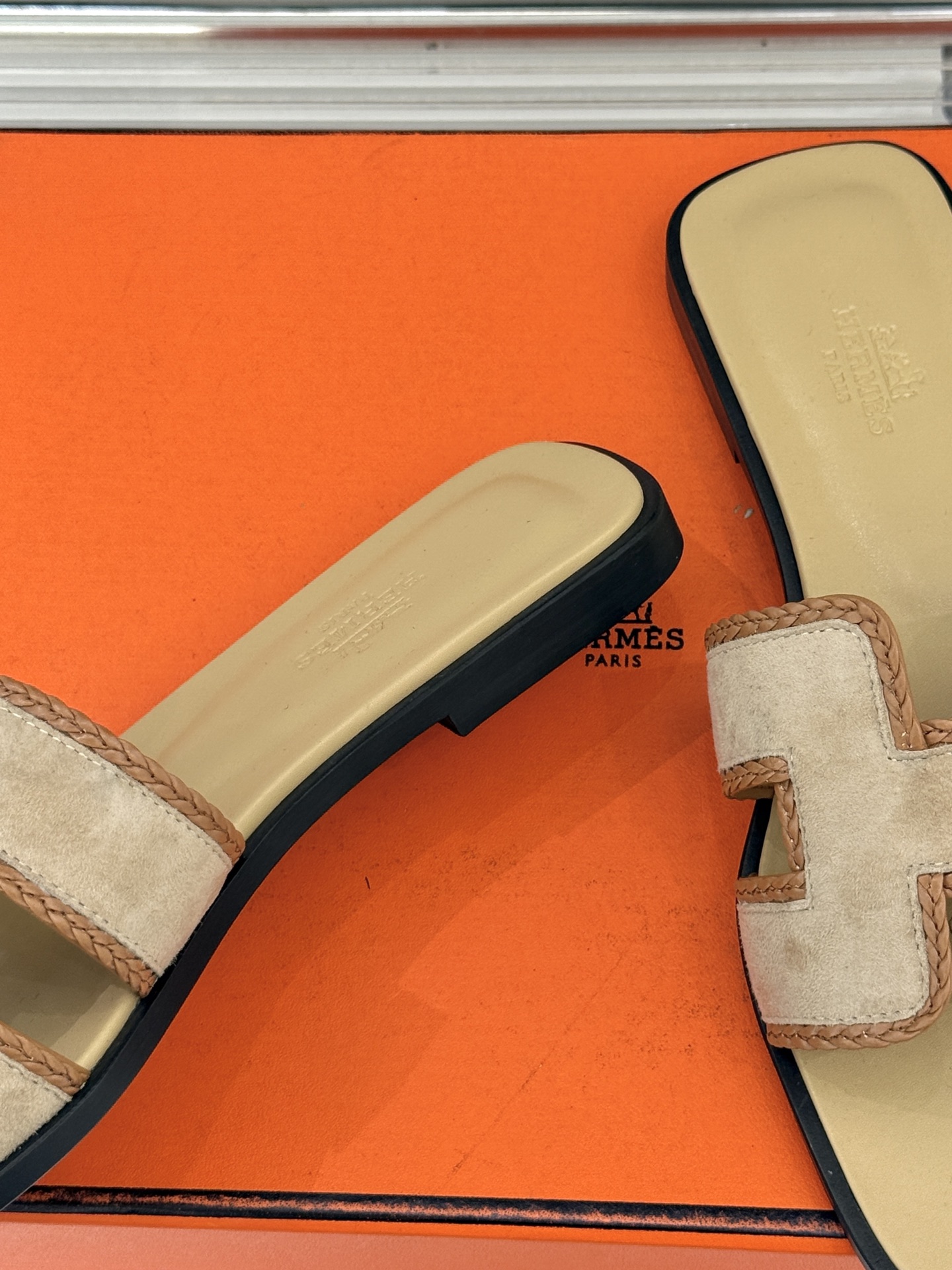 （配原版飞机盒）Hermès/爱马仕万年经典平底H拖鞋将简约美学与极致工艺完美融合。平底款式 回归舒适本