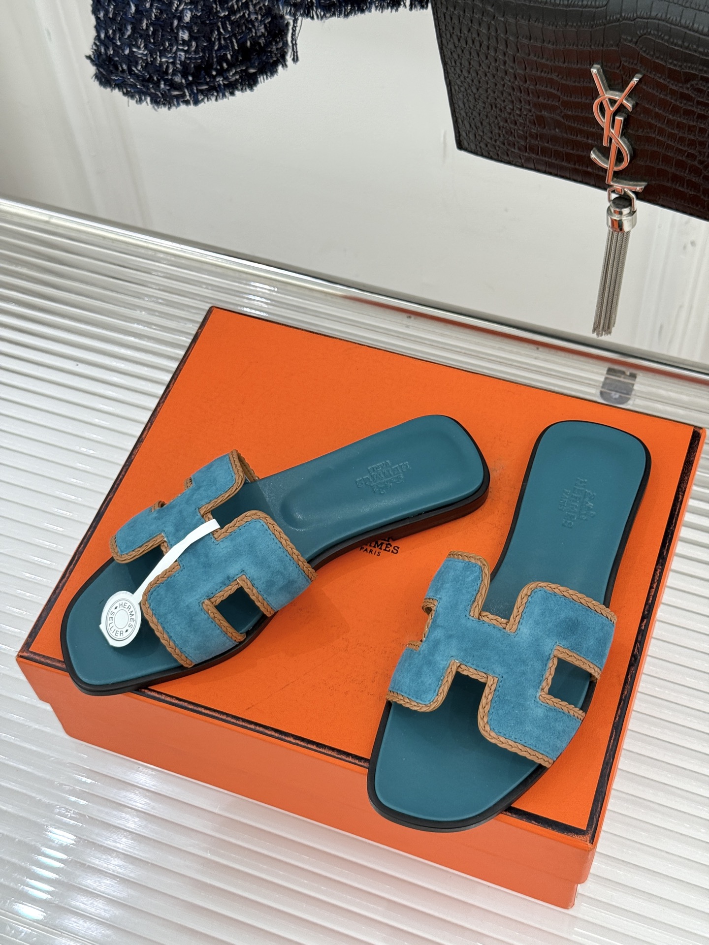 （配原版飞机盒）Hermès/爱马仕万年经典平底H拖鞋将简约美学与极致工艺完美融合。平底款式 回归舒适本