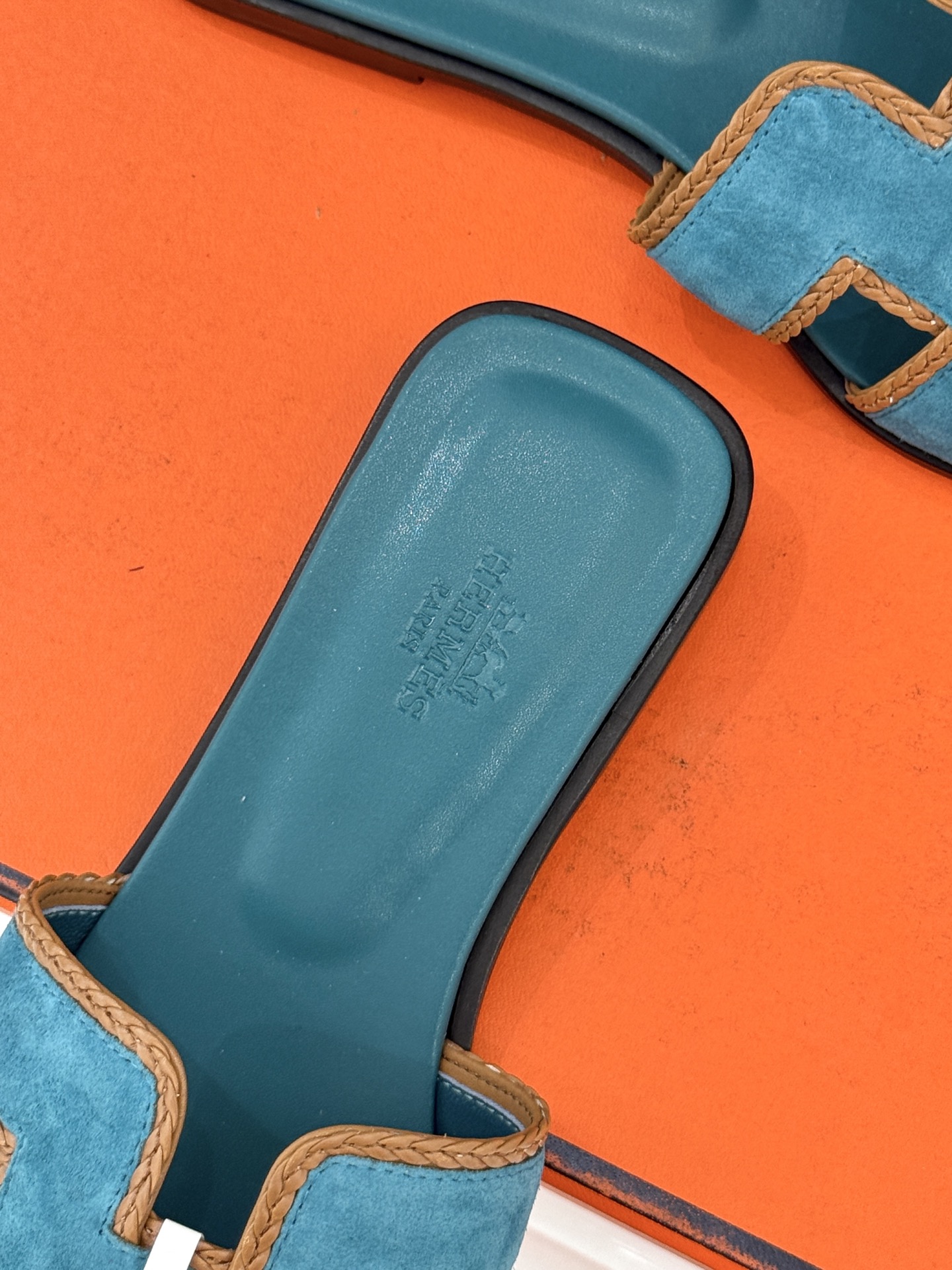 （配原版飞机盒）Hermès/爱马仕万年经典平底H拖鞋将简约美学与极致工艺完美融合。平底款式 回归舒适本