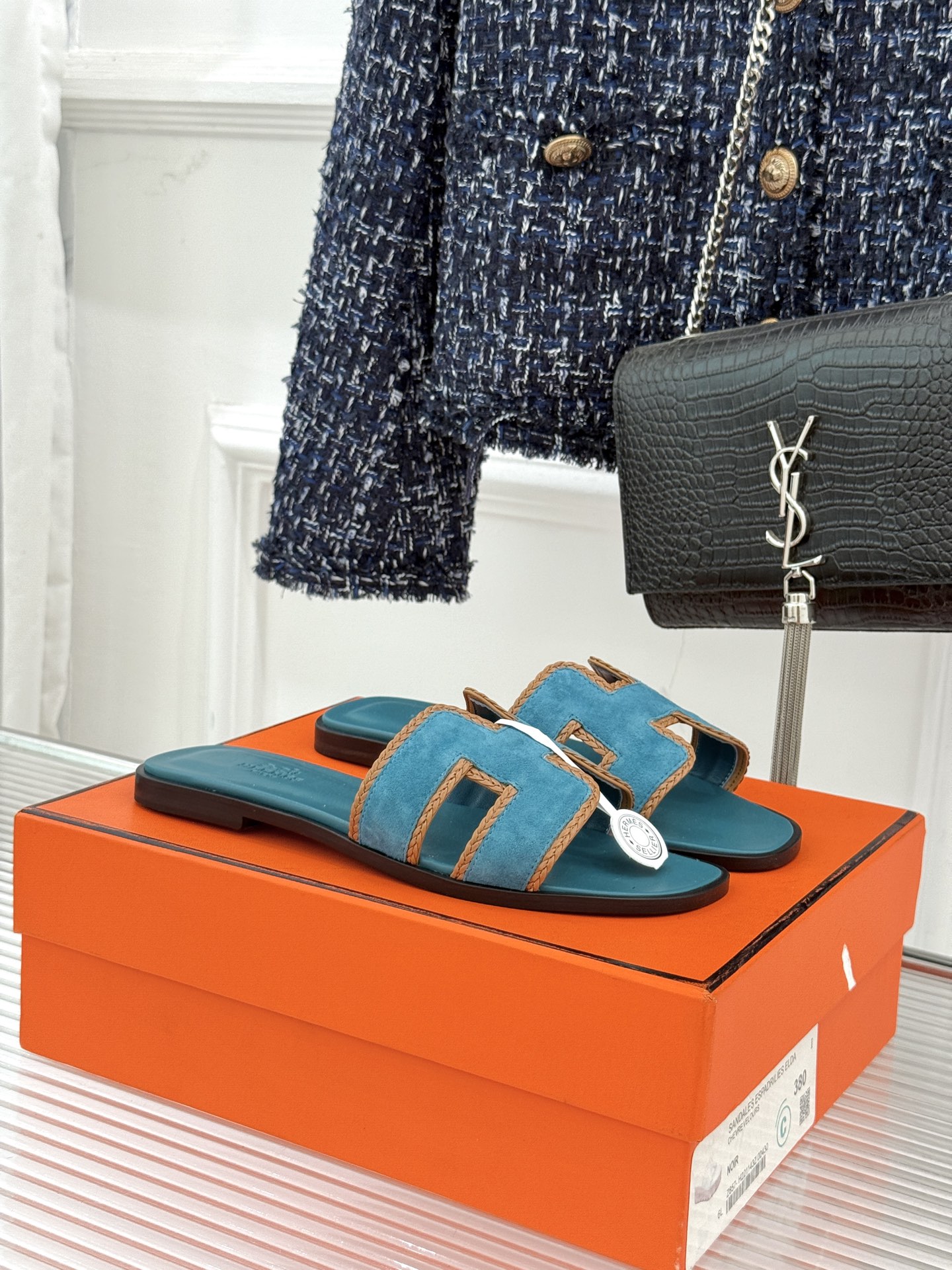 （配原版飞机盒）Hermès/爱马仕万年经典平底H拖鞋将简约美学与极致工艺完美融合。平底款式 回归舒适本