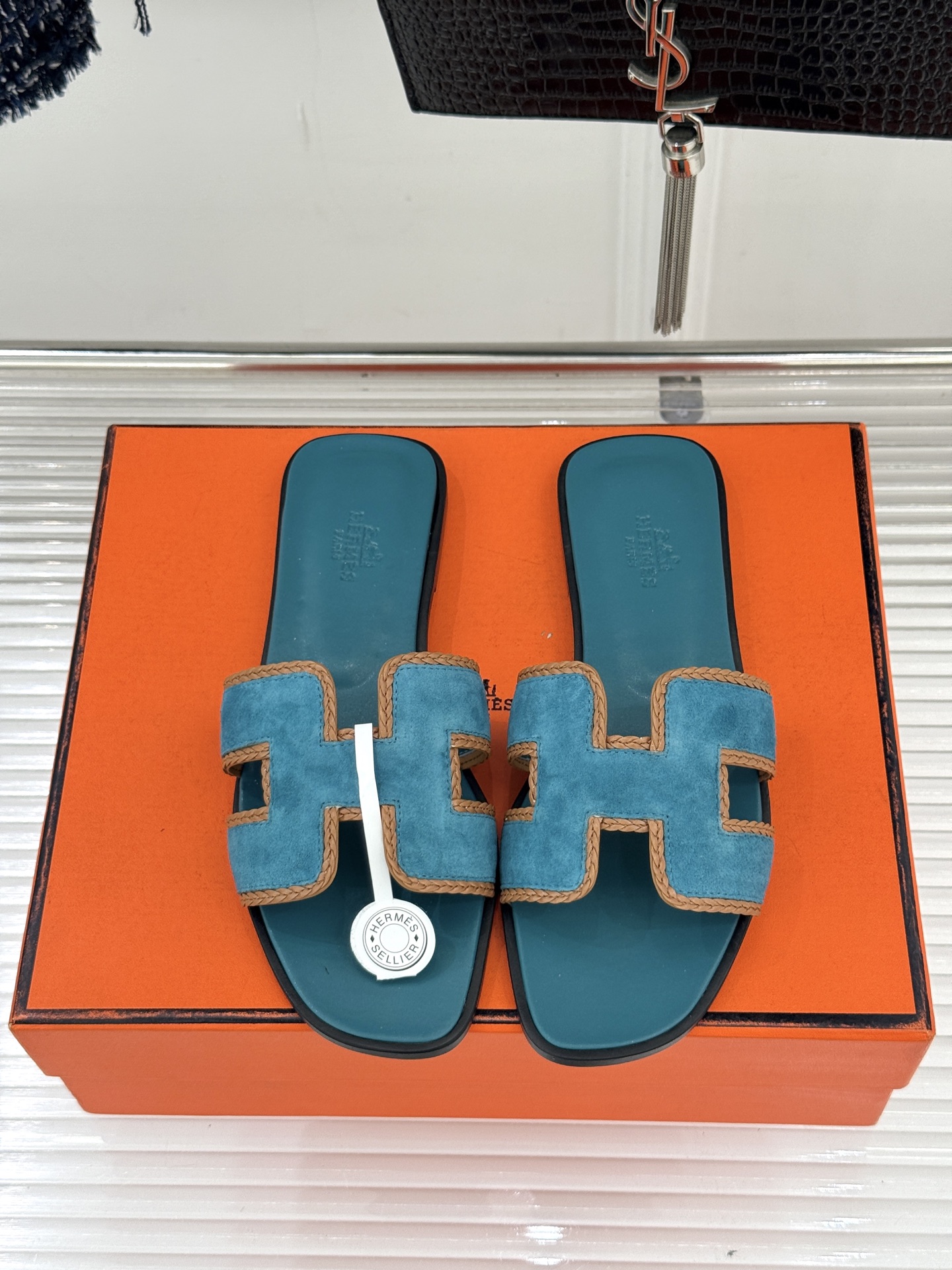 （配原版飞机盒）Hermès/爱马仕万年经典平底H拖鞋将简约美学与极致工艺完美融合。平底款式 回归舒适本