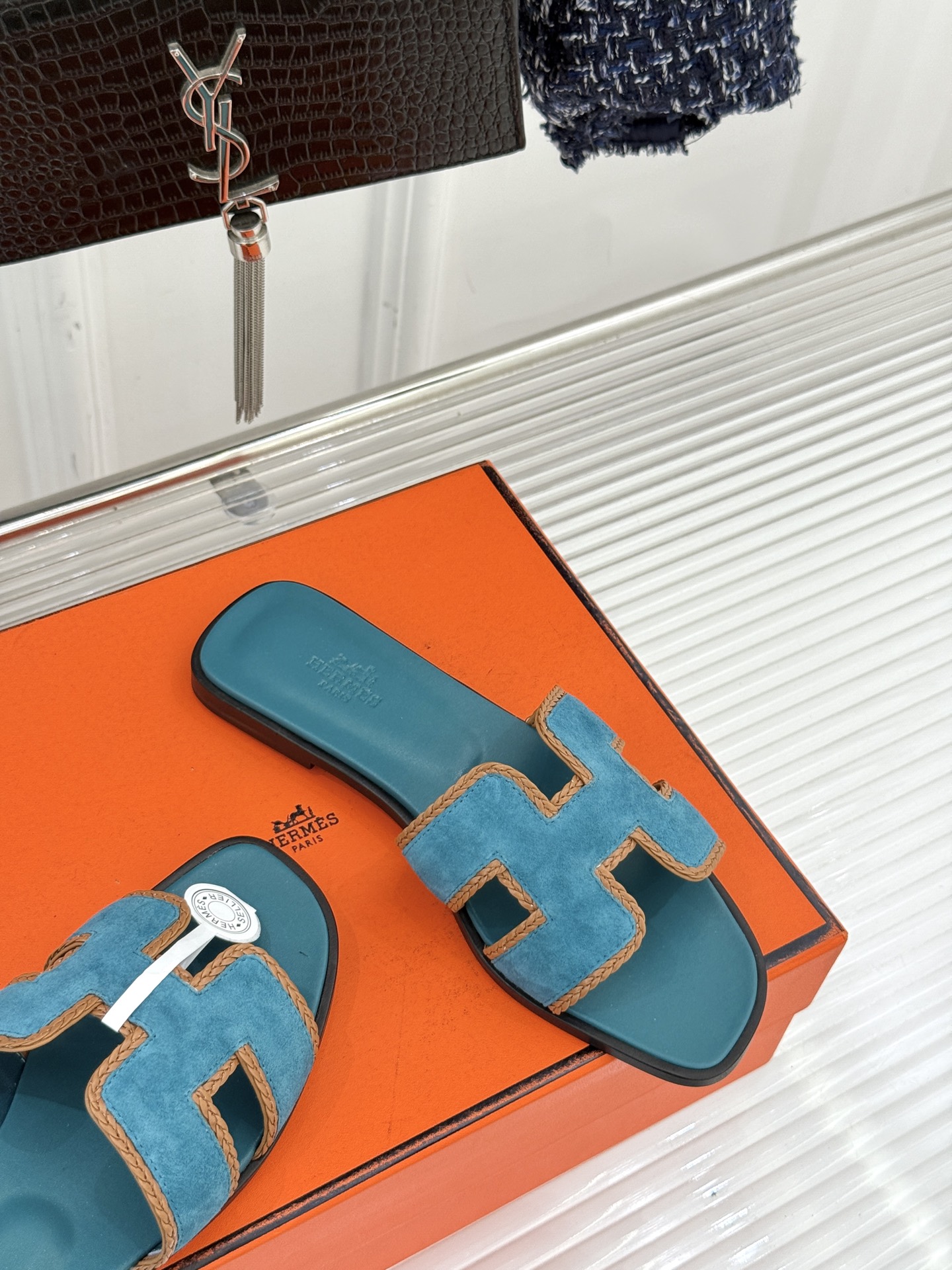 （配原版飞机盒）Hermès/爱马仕万年经典平底H拖鞋将简约美学与极致工艺完美融合。平底款式 回归舒适本