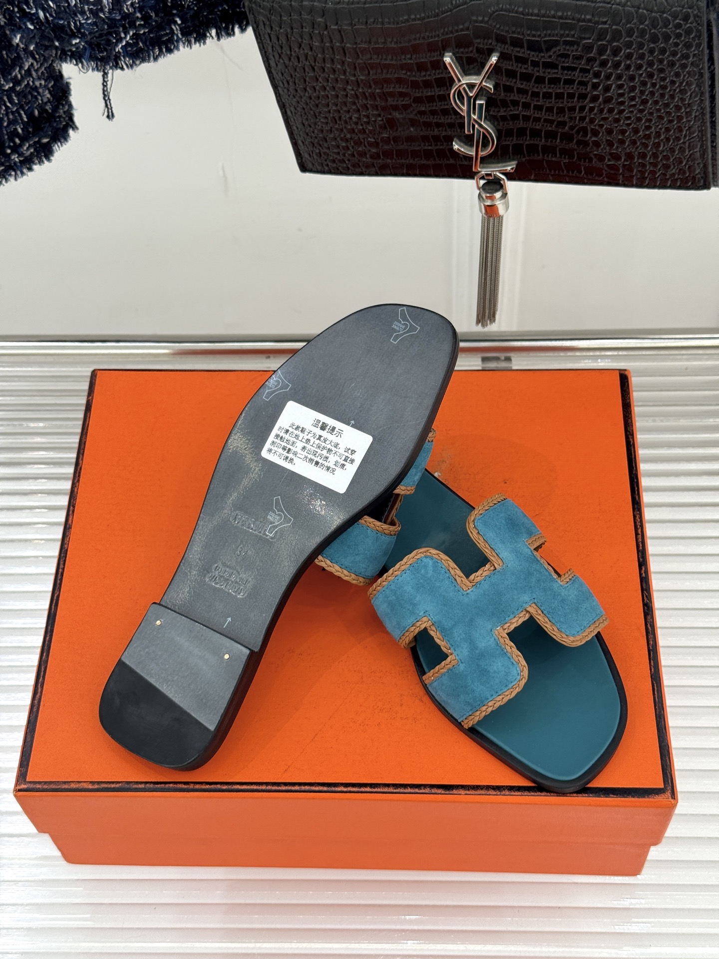 （配原版飞机盒）Hermès/爱马仕万年经典平底H拖鞋将简约美学与极致工艺完美融合。平底款式 回归舒适本