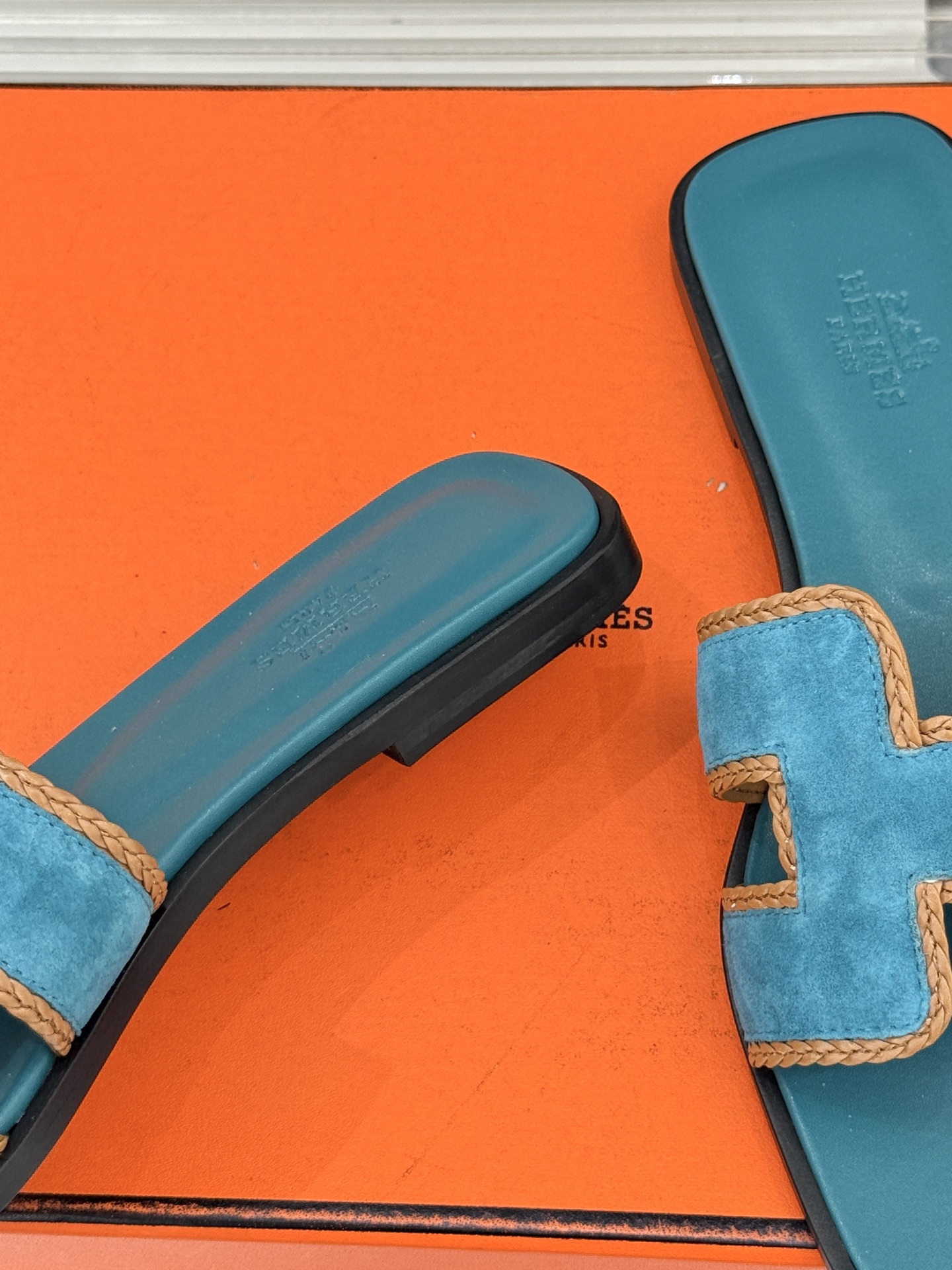 （配原版飞机盒）Hermès/爱马仕万年经典平底H拖鞋将简约美学与极致工艺完美融合。平底款式 回归舒适本