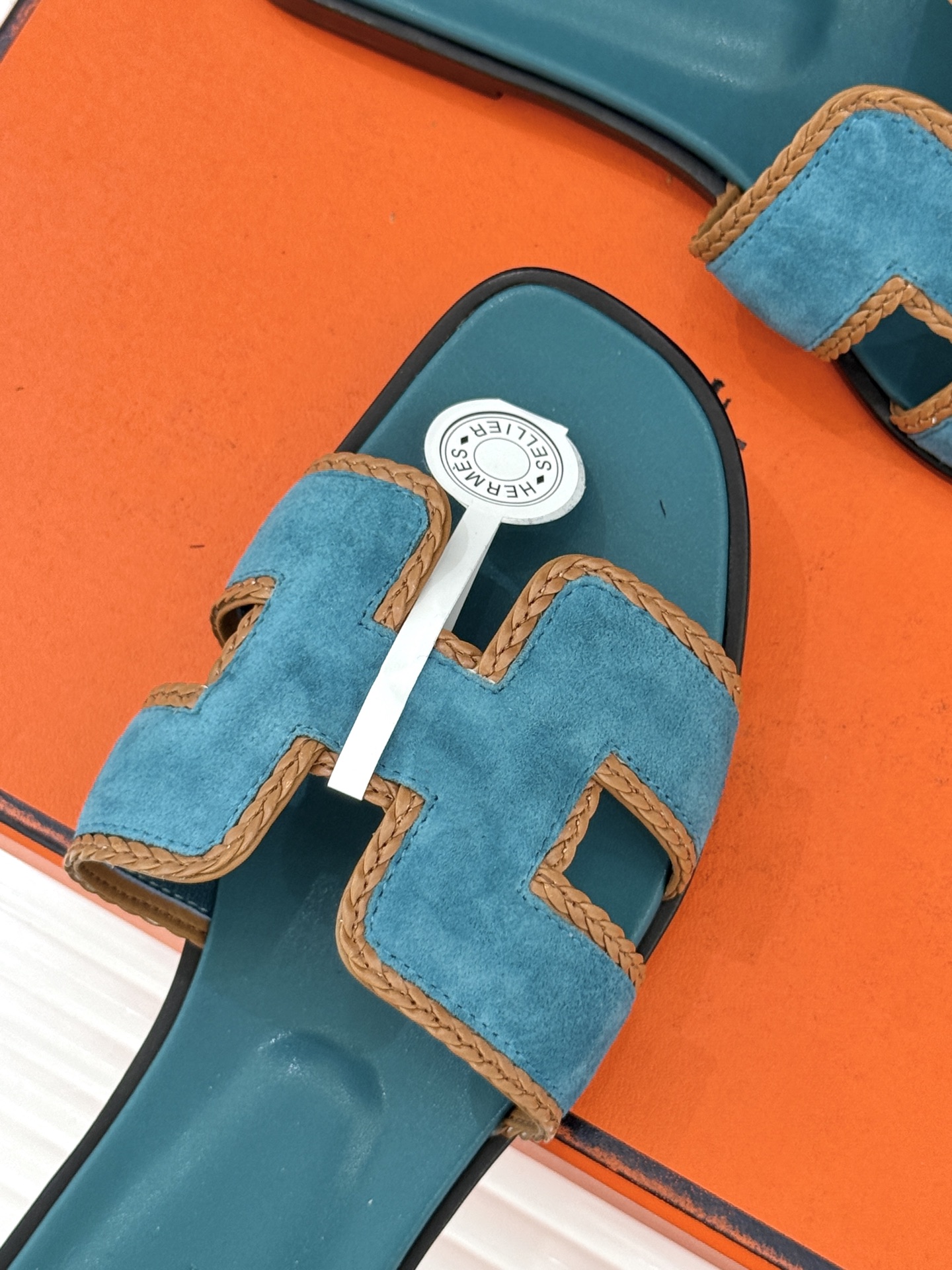 （配原版飞机盒）Hermès/爱马仕万年经典平底H拖鞋将简约美学与极致工艺完美融合。平底款式 回归舒适本