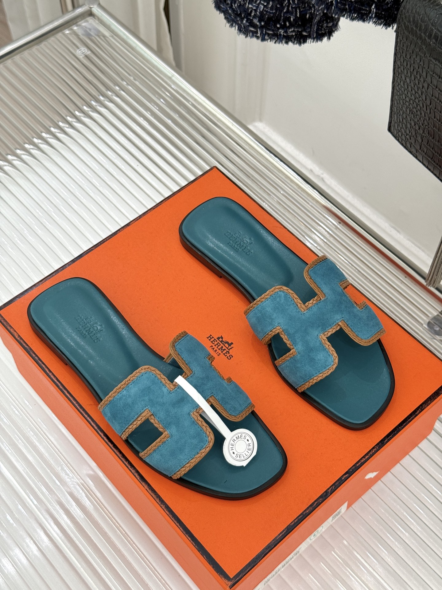 （配原版飞机盒）Hermès/爱马仕万年经典平底H拖鞋将简约美学与极致工艺完美融合。平底款式 回归舒适本