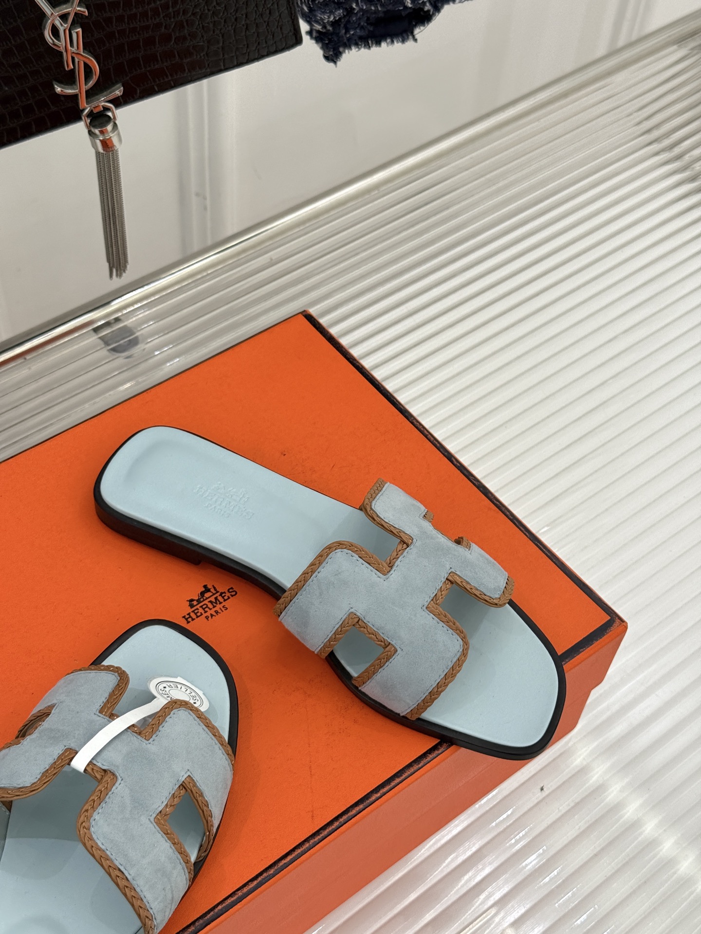 （配原版飞机盒）Hermès/爱马仕万年经典平底H拖鞋将简约美学与极致工艺完美融合。平底款式 回归舒适本