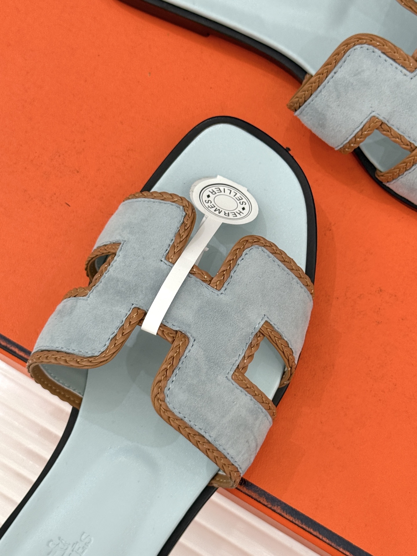 （配原版飞机盒）Hermès/爱马仕万年经典平底H拖鞋将简约美学与极致工艺完美融合。平底款式 回归舒适本