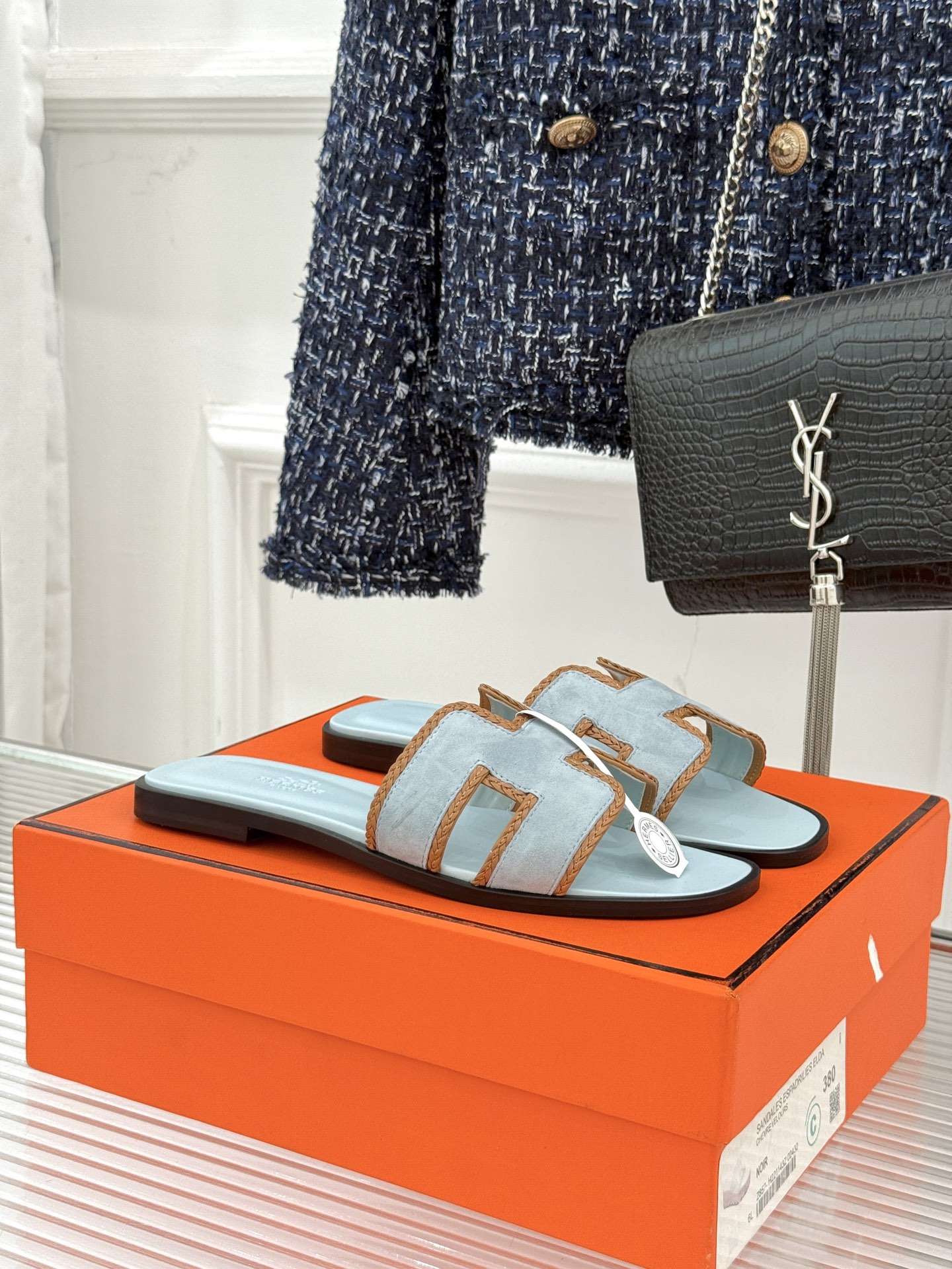 （配原版飞机盒）Hermès/爱马仕万年经典平底H拖鞋将简约美学与极致工艺完美融合。平底款式 回归舒适本