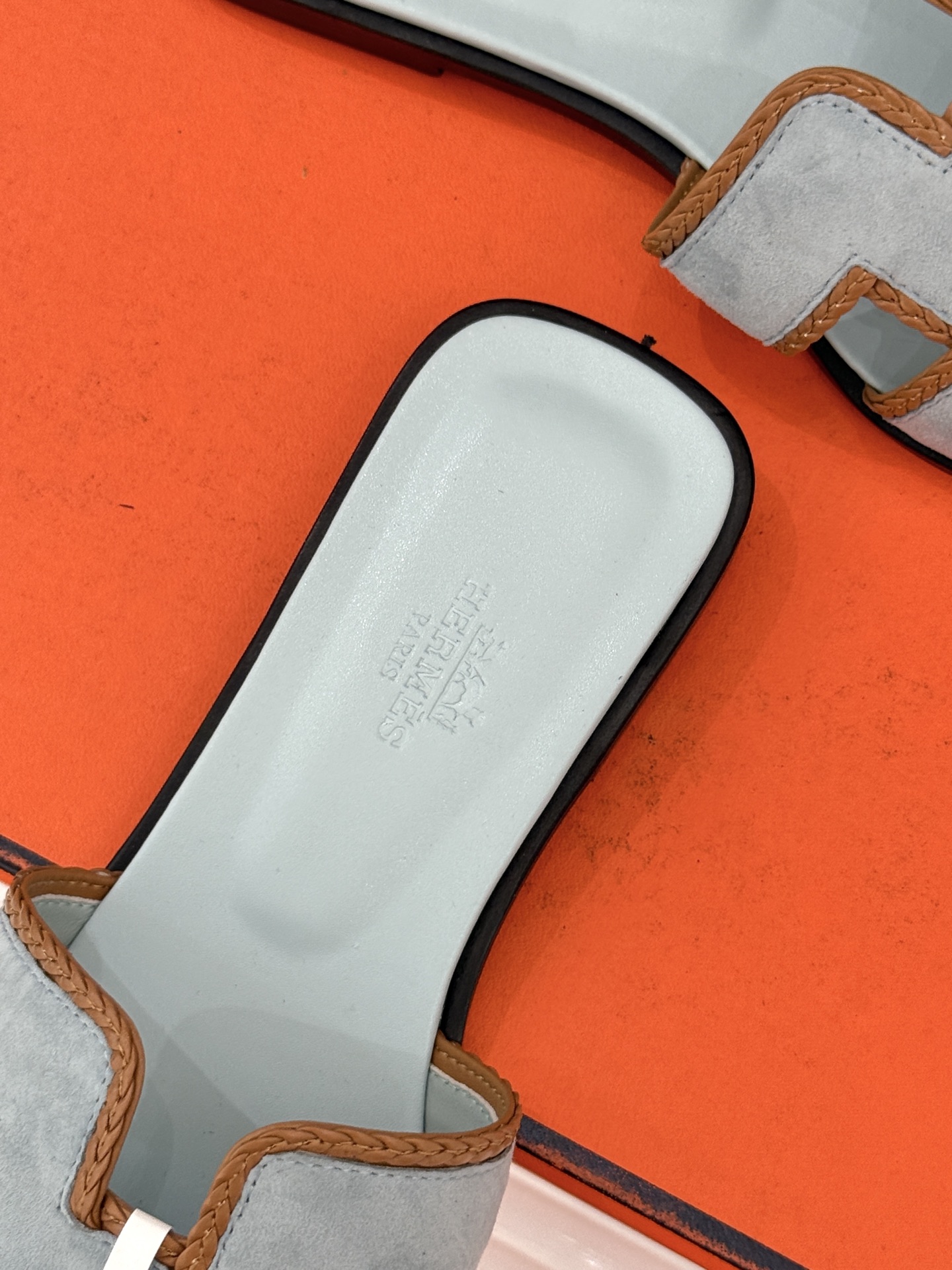 （配原版飞机盒）Hermès/爱马仕万年经典平底H拖鞋将简约美学与极致工艺完美融合。平底款式 回归舒适本