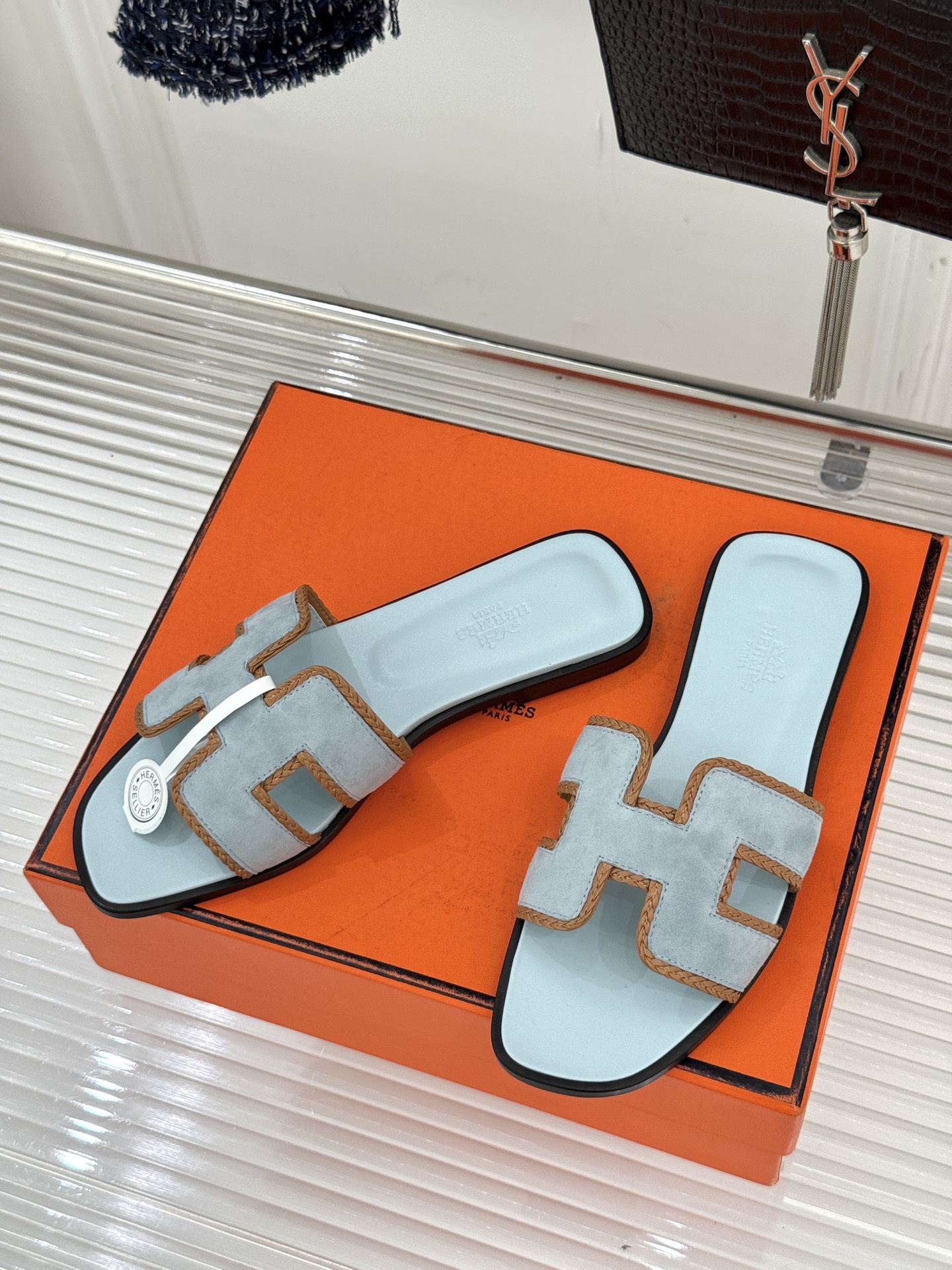 （配原版飞机盒）Hermès/爱马仕万年经典平底H拖鞋将简约美学与极致工艺完美融合。平底款式 回归舒适本