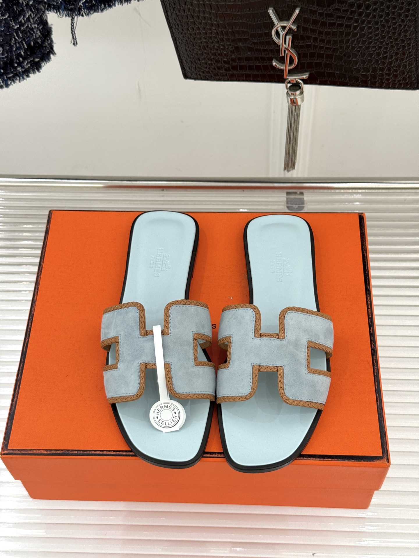 （配原版飞机盒）Hermès/爱马仕万年经典平底H拖鞋将简约美学与极致工艺完美融合。平底款式 回归舒适本