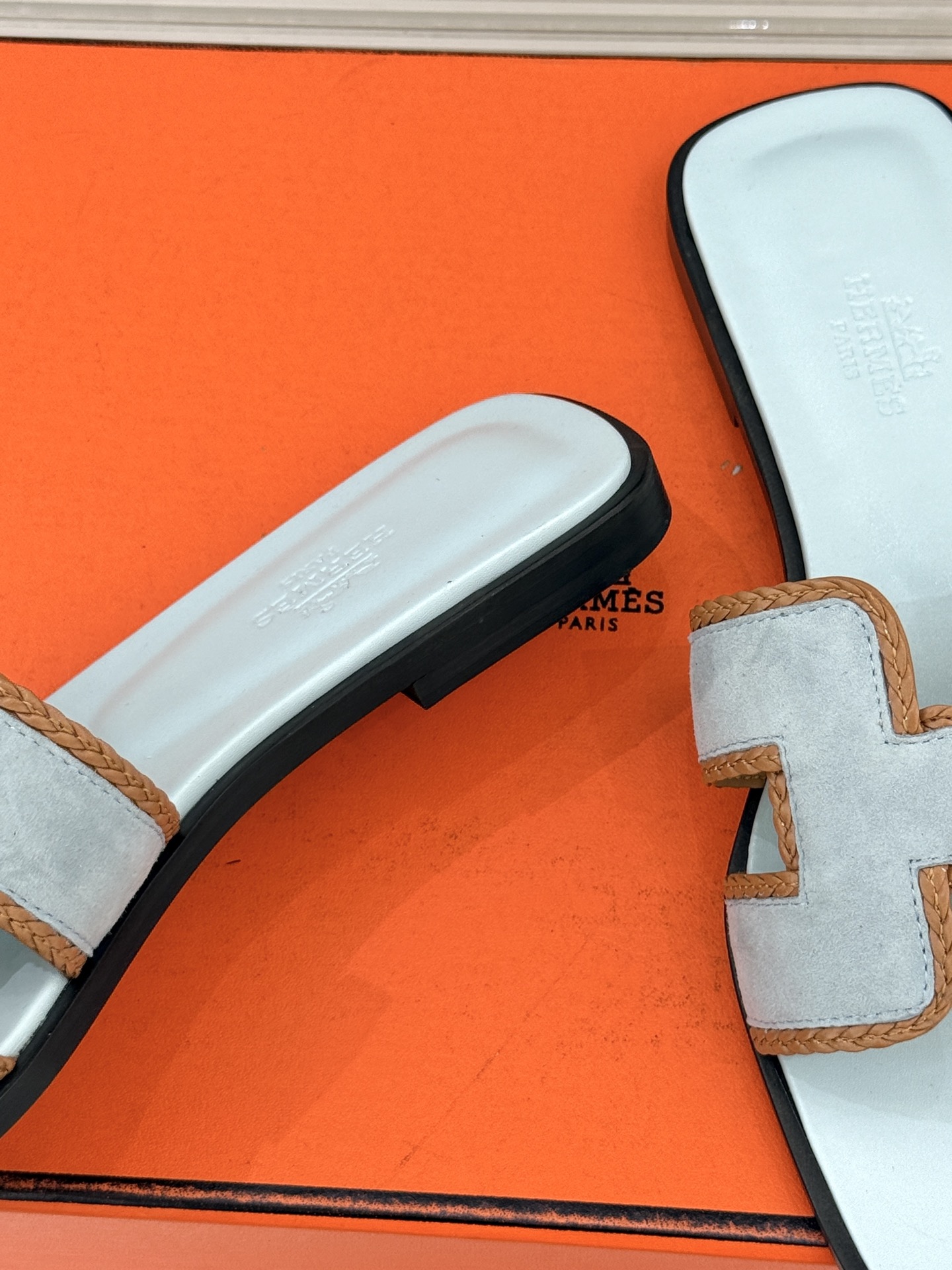 （配原版飞机盒）Hermès/爱马仕万年经典平底H拖鞋将简约美学与极致工艺完美融合。平底款式 回归舒适本