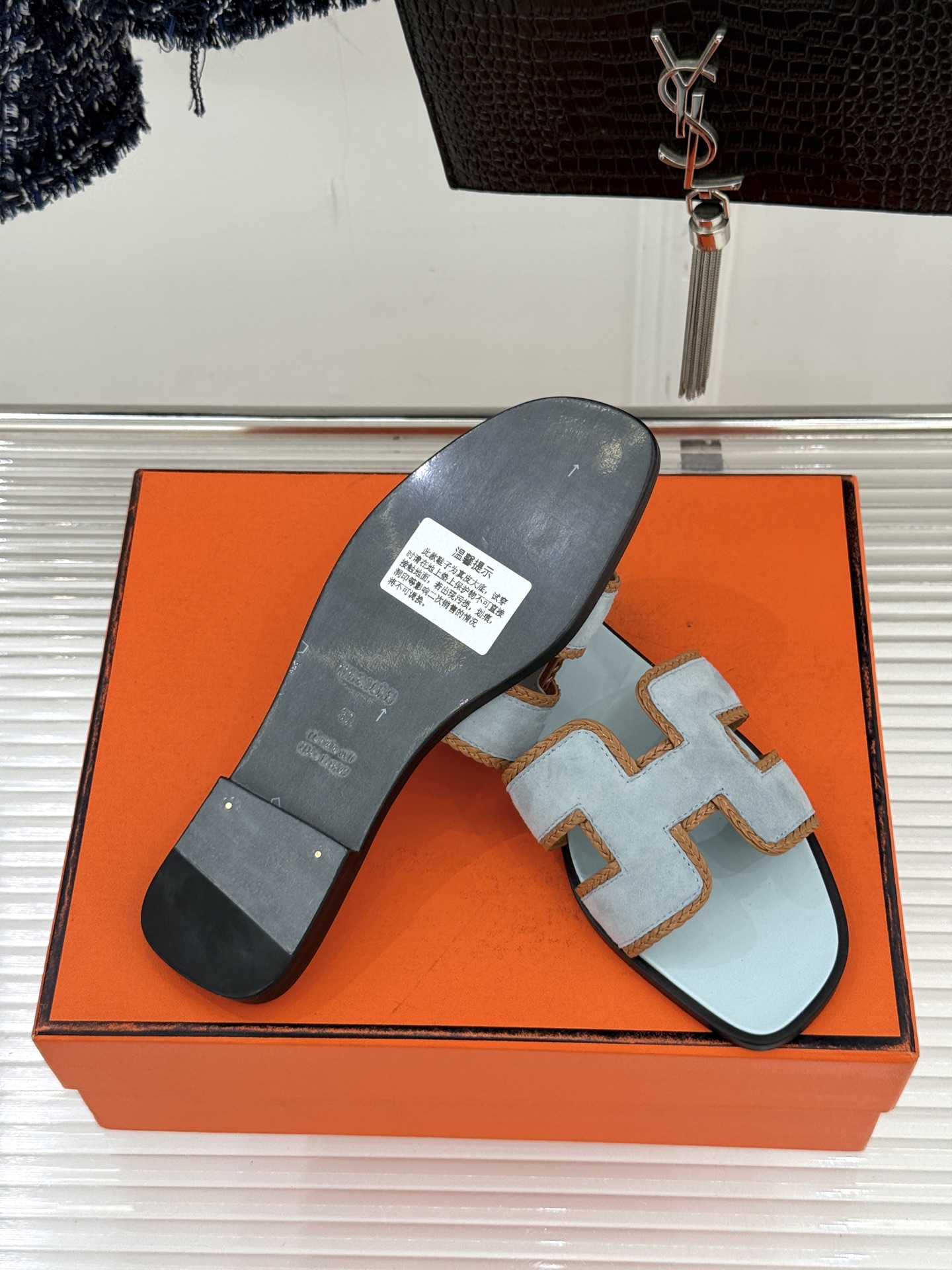 （配原版飞机盒）Hermès/爱马仕万年经典平底H拖鞋将简约美学与极致工艺完美融合。平底款式 回归舒适本