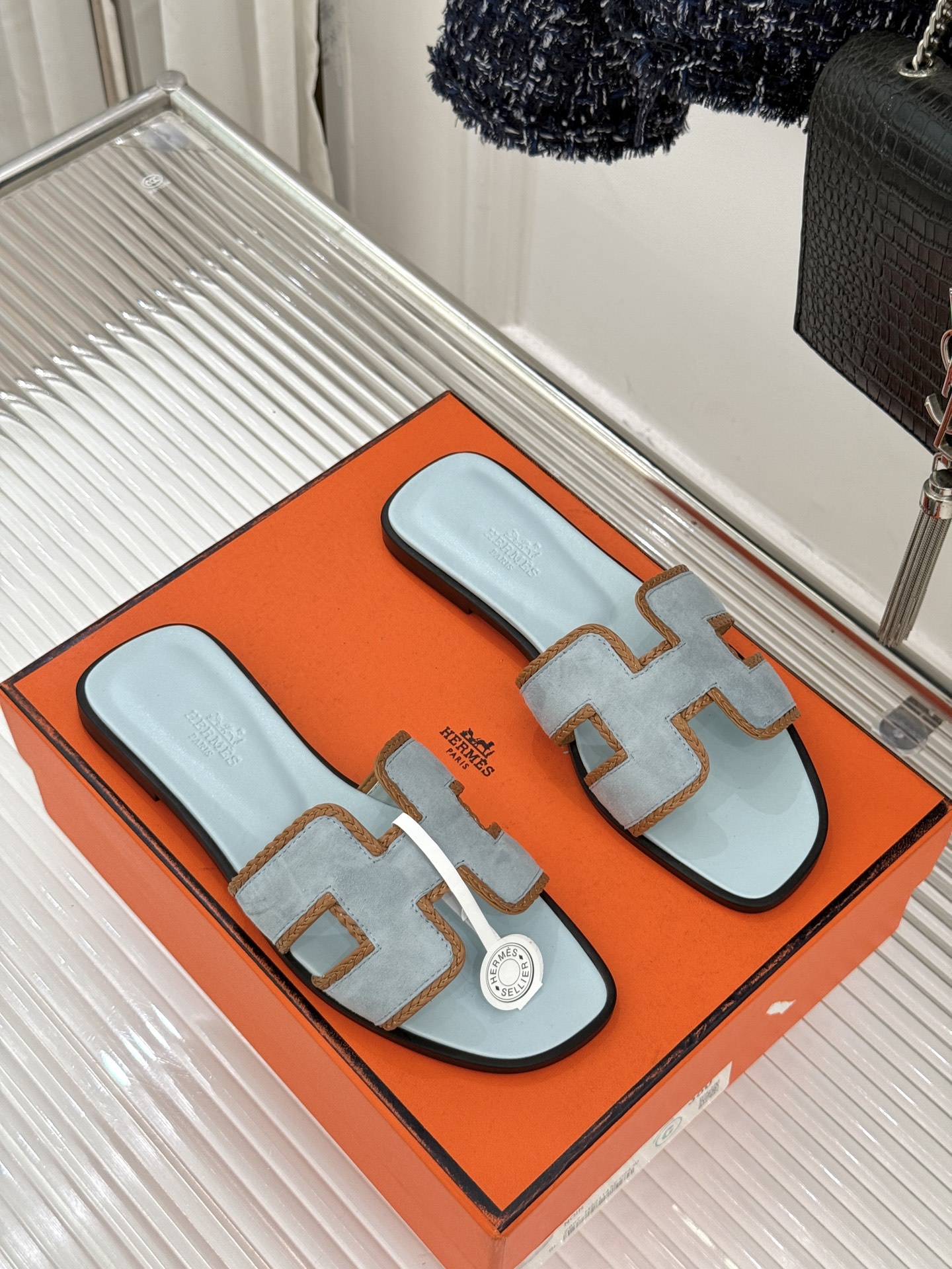 （配原版飞机盒）Hermès/爱马仕万年经典平底H拖鞋将简约美学与极致工艺完美融合。平底款式 回归舒适本