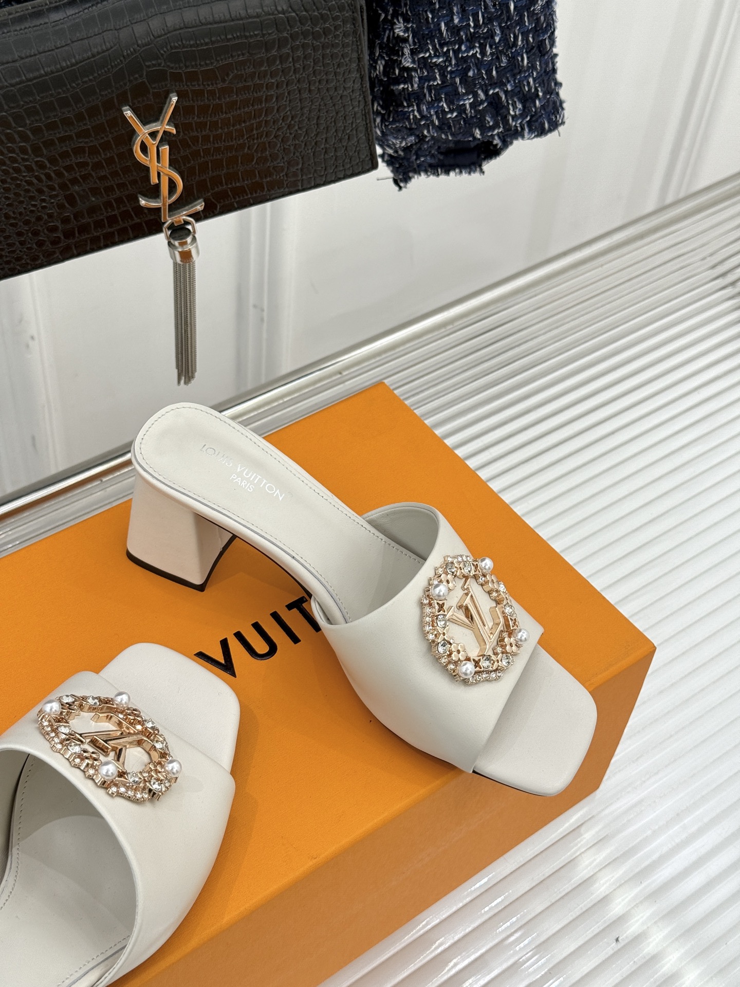 L*V驴家经典水钻扣一字带粗跟拖鞋以百年匠艺诠释夏日奢华。极简一字带利落勾勒优雅线条在视觉延伸拉长双腿比