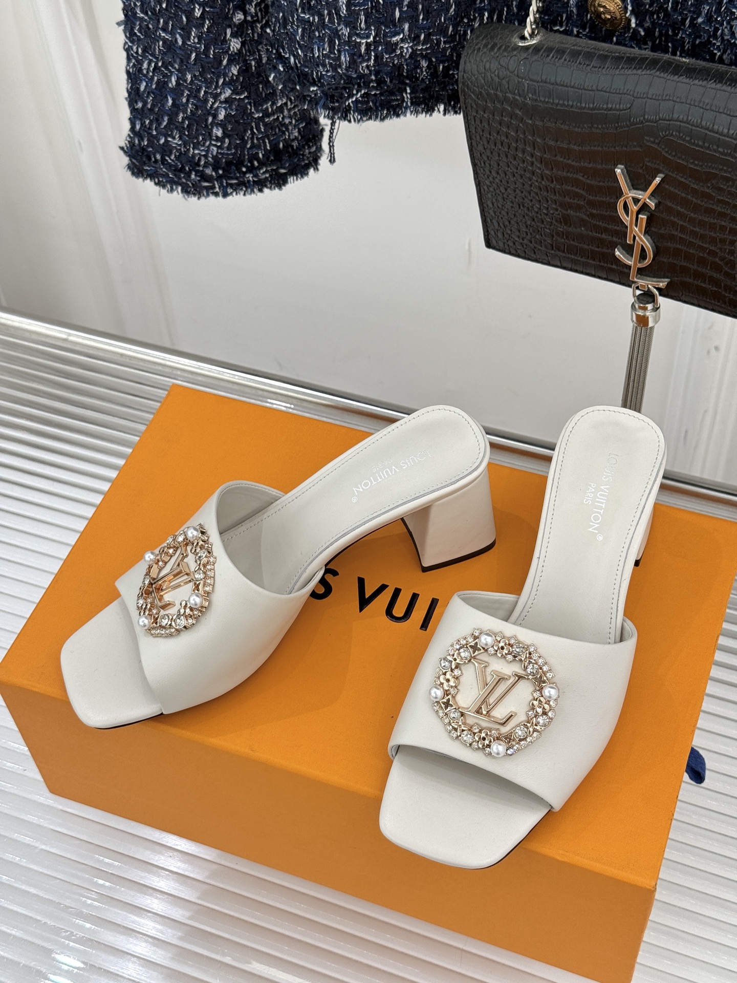 L*V驴家经典水钻扣一字带粗跟拖鞋以百年匠艺诠释夏日奢华。极简一字带利落勾勒优雅线条在视觉延伸拉长双腿比