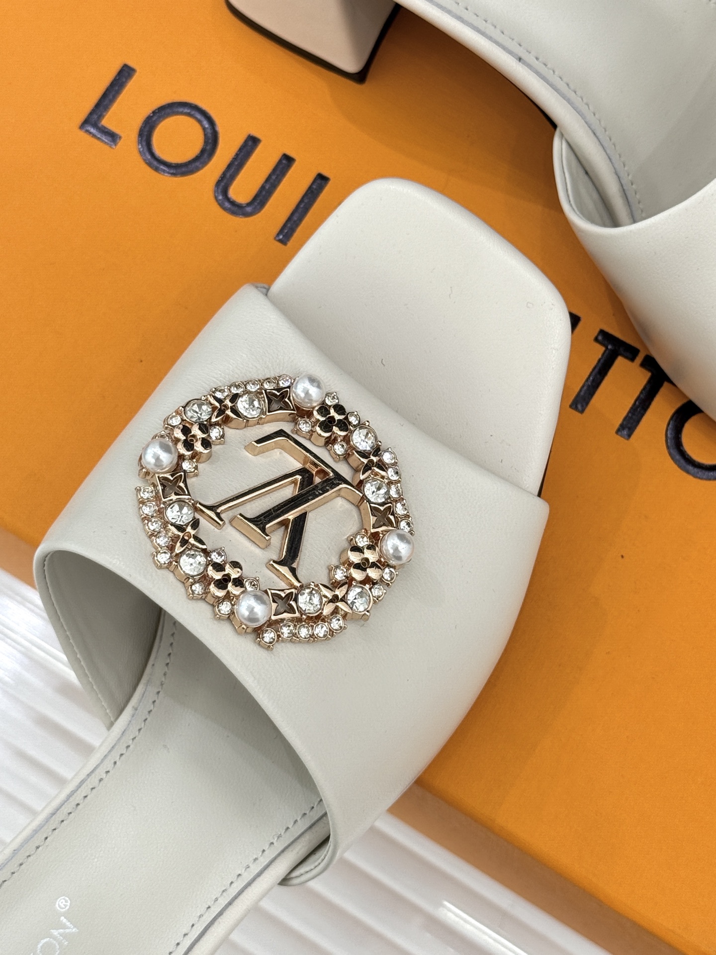 L*V驴家经典水钻扣一字带粗跟拖鞋以百年匠艺诠释夏日奢华。极简一字带利落勾勒优雅线条在视觉延伸拉长双腿比