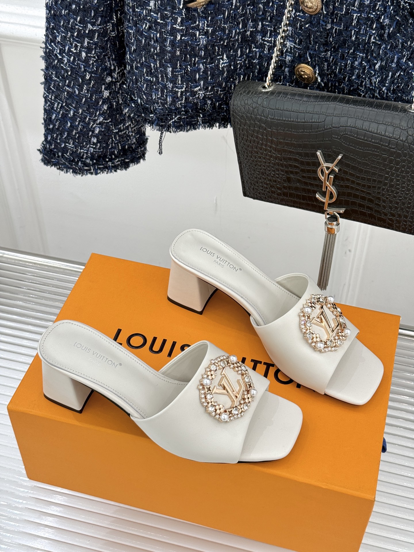 L*V驴家经典水钻扣一字带粗跟拖鞋以百年匠艺诠释夏日奢华。极简一字带利落勾勒优雅线条在视觉延伸拉长双腿比