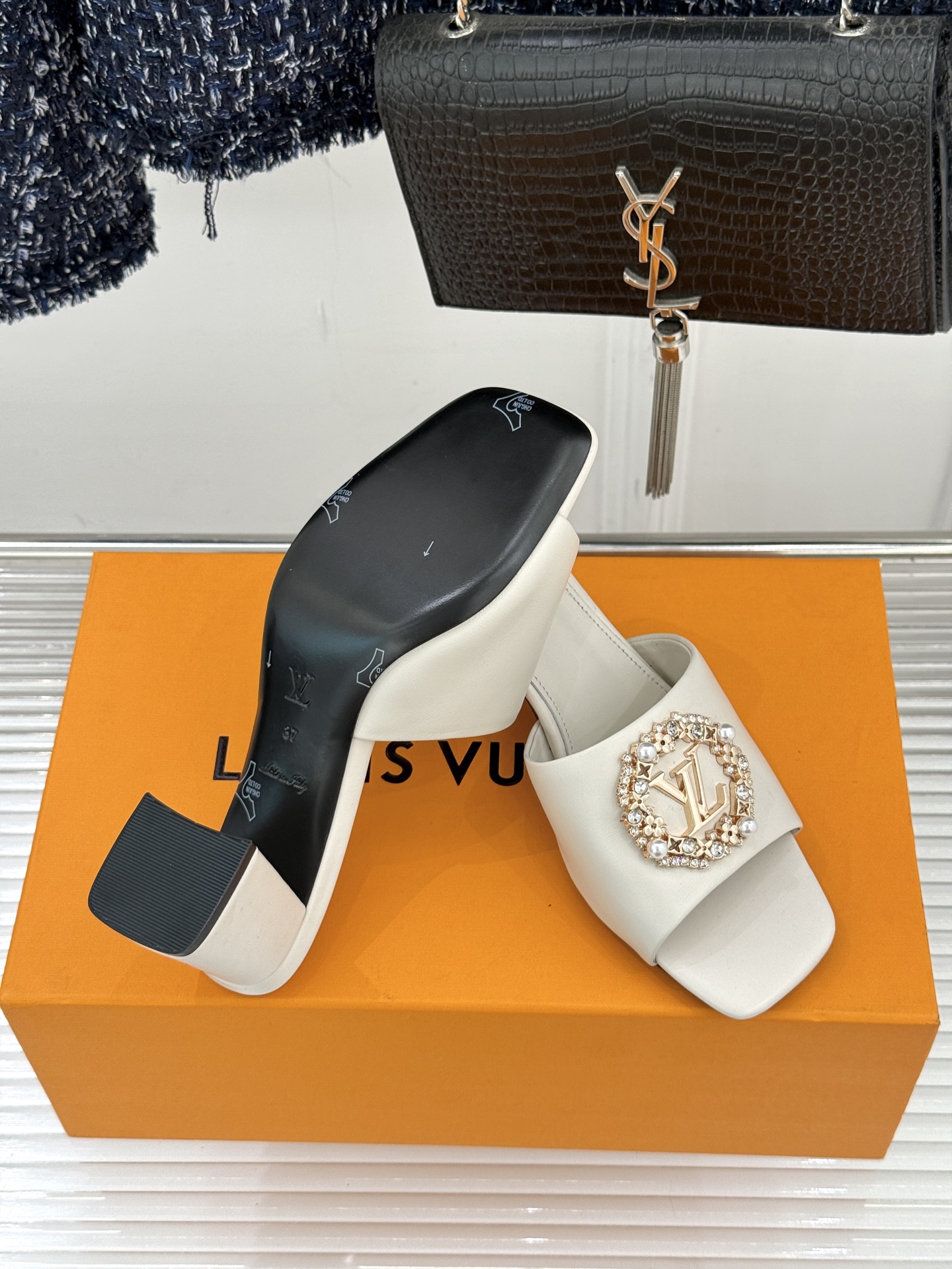 L*V驴家经典水钻扣一字带粗跟拖鞋以百年匠艺诠释夏日奢华。极简一字带利落勾勒优雅线条在视觉延伸拉长双腿比