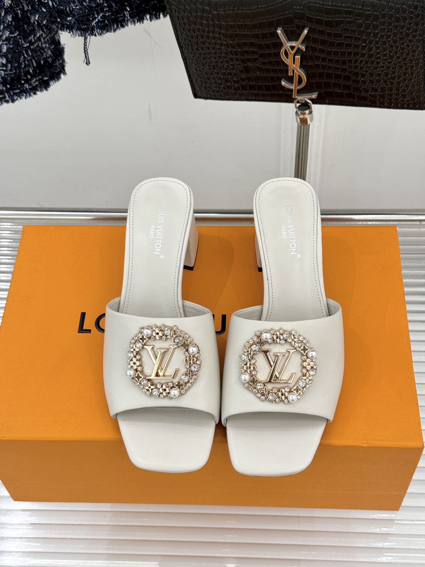 L*V驴家经典水钻扣一字带粗跟拖鞋以百年匠艺诠释夏日奢华。极简一字带利落勾勒优雅线条在视觉延伸拉长双腿比