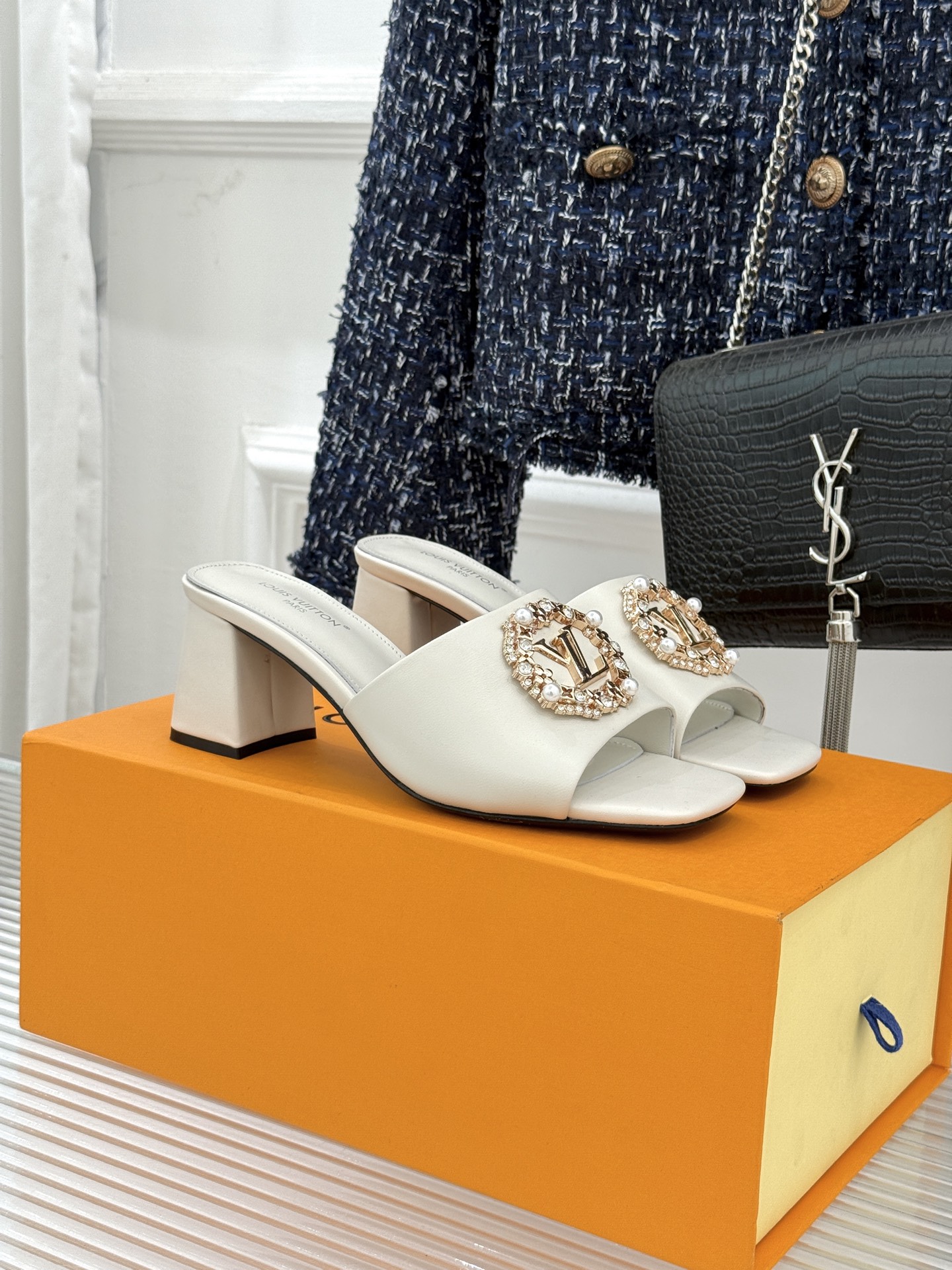 L*V驴家经典水钻扣一字带粗跟拖鞋以百年匠艺诠释夏日奢华。极简一字带利落勾勒优雅线条在视觉延伸拉长双腿比