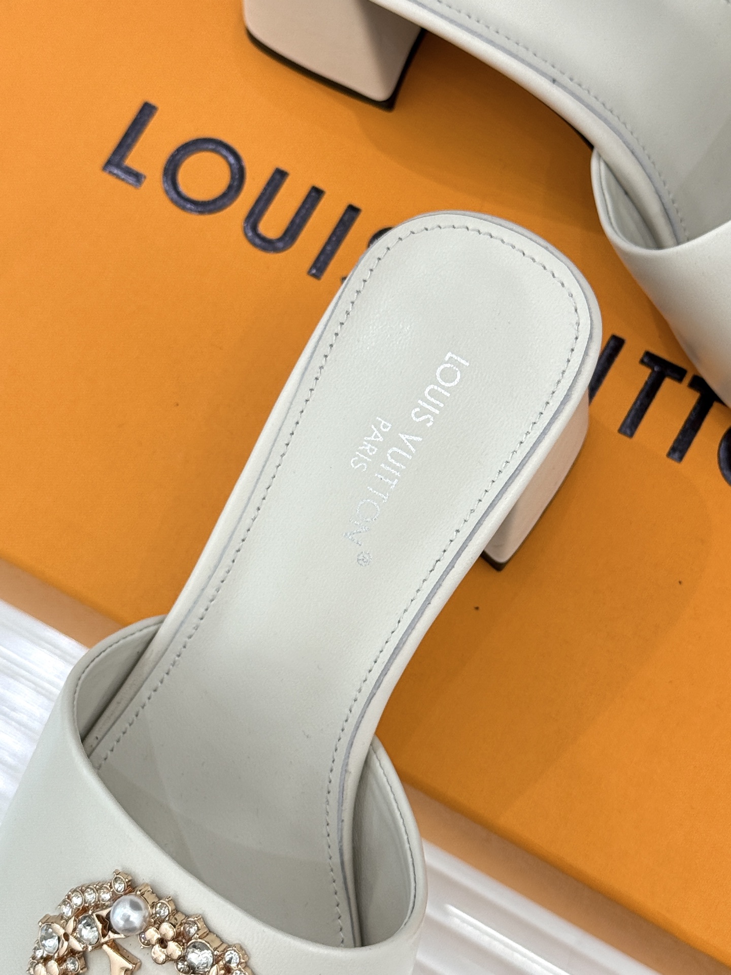 L*V驴家经典水钻扣一字带粗跟拖鞋以百年匠艺诠释夏日奢华。极简一字带利落勾勒优雅线条在视觉延伸拉长双腿比