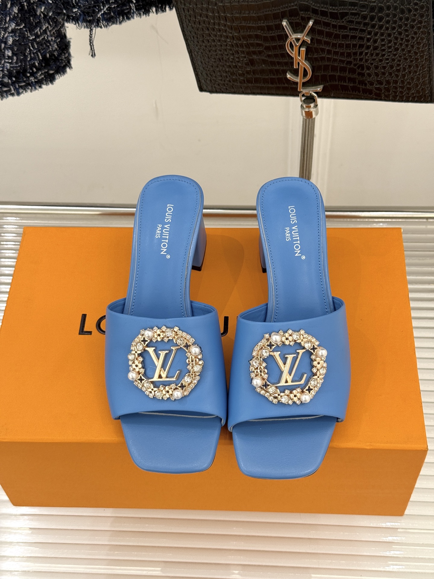 L*V驴家经典水钻扣一字带粗跟拖鞋以百年匠艺诠释夏日奢华。极简一字带利落勾勒优雅线条在视觉延伸拉长双腿比