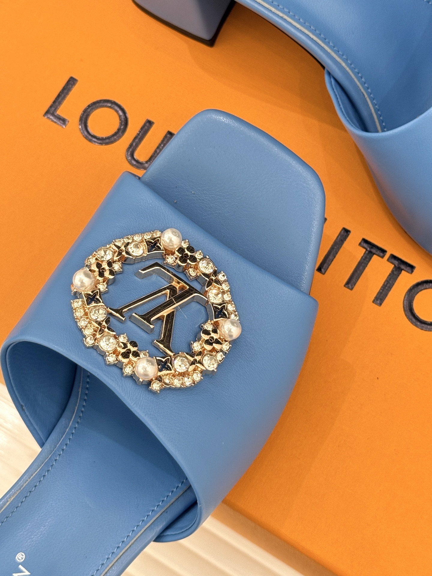 L*V驴家经典水钻扣一字带粗跟拖鞋以百年匠艺诠释夏日奢华。极简一字带利落勾勒优雅线条在视觉延伸拉长双腿比