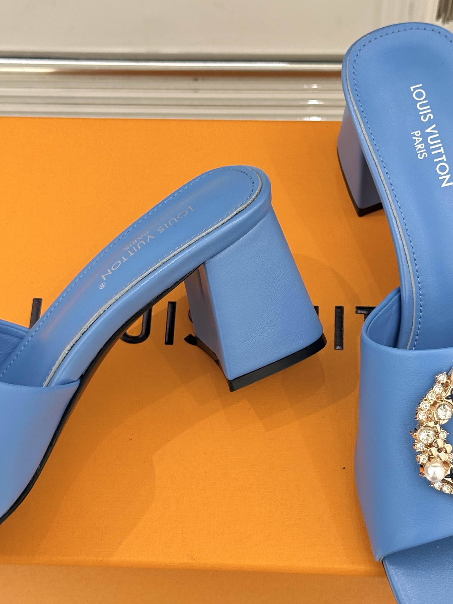 L*V驴家经典水钻扣一字带粗跟拖鞋以百年匠艺诠释夏日奢华。极简一字带利落勾勒优雅线条在视觉延伸拉长双腿比