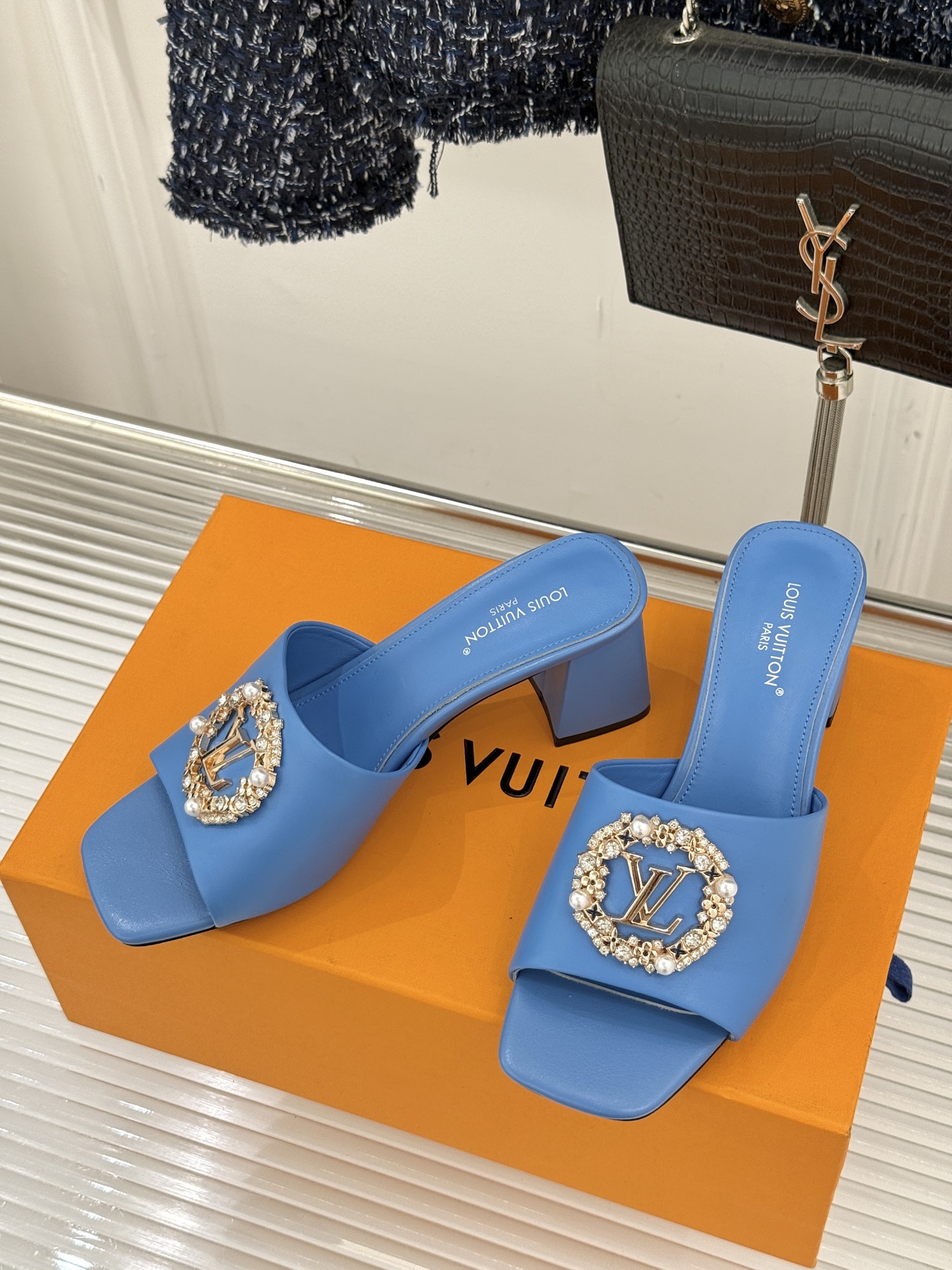 L*V驴家经典水钻扣一字带粗跟拖鞋以百年匠艺诠释夏日奢华。极简一字带利落勾勒优雅线条在视觉延伸拉长双腿比