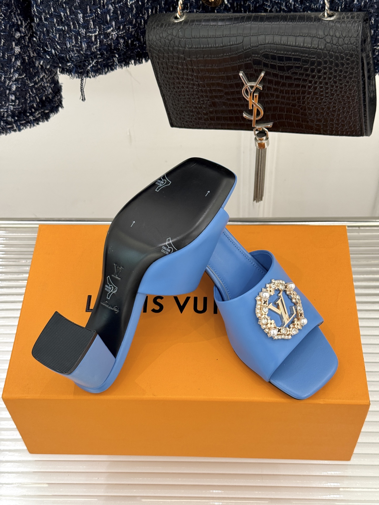 L*V驴家经典水钻扣一字带粗跟拖鞋以百年匠艺诠释夏日奢华。极简一字带利落勾勒优雅线条在视觉延伸拉长双腿比