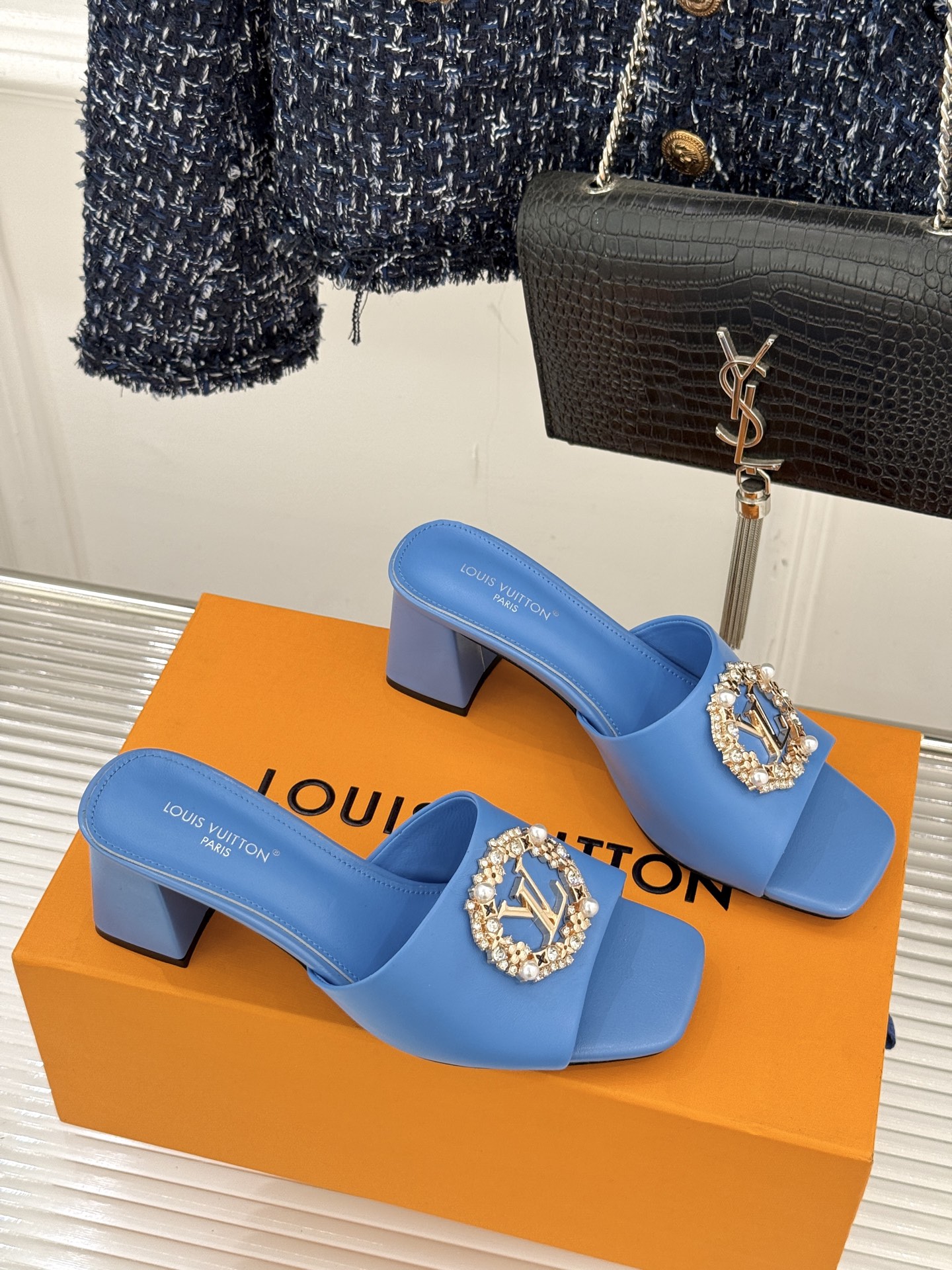 L*V驴家经典水钻扣一字带粗跟拖鞋以百年匠艺诠释夏日奢华。极简一字带利落勾勒优雅线条在视觉延伸拉长双腿比