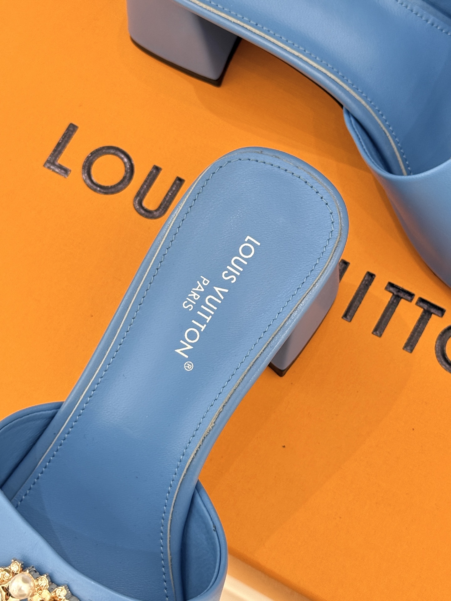 L*V驴家经典水钻扣一字带粗跟拖鞋以百年匠艺诠释夏日奢华。极简一字带利落勾勒优雅线条在视觉延伸拉长双腿比