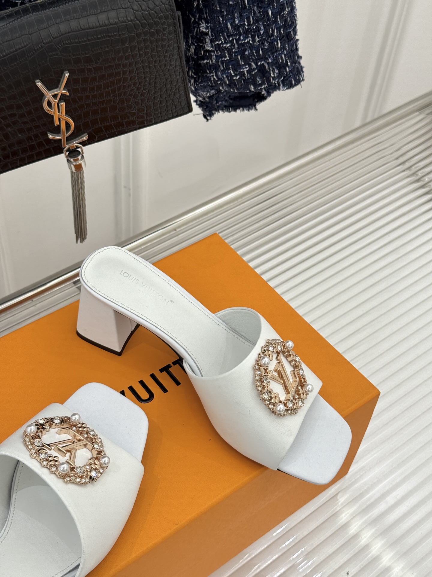 L*V驴家经典水钻扣一字带粗跟拖鞋以百年匠艺诠释夏日奢华。极简一字带利落勾勒优雅线条在视觉延伸拉长双腿比