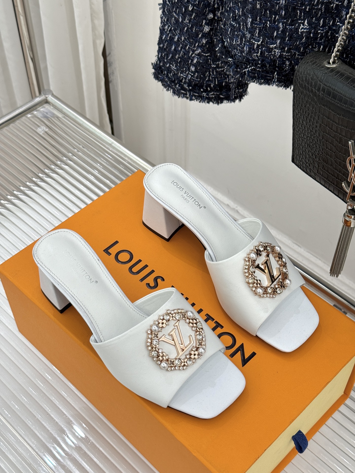 L*V驴家经典水钻扣一字带粗跟拖鞋以百年匠艺诠释夏日奢华。极简一字带利落勾勒优雅线条在视觉延伸拉长双腿比