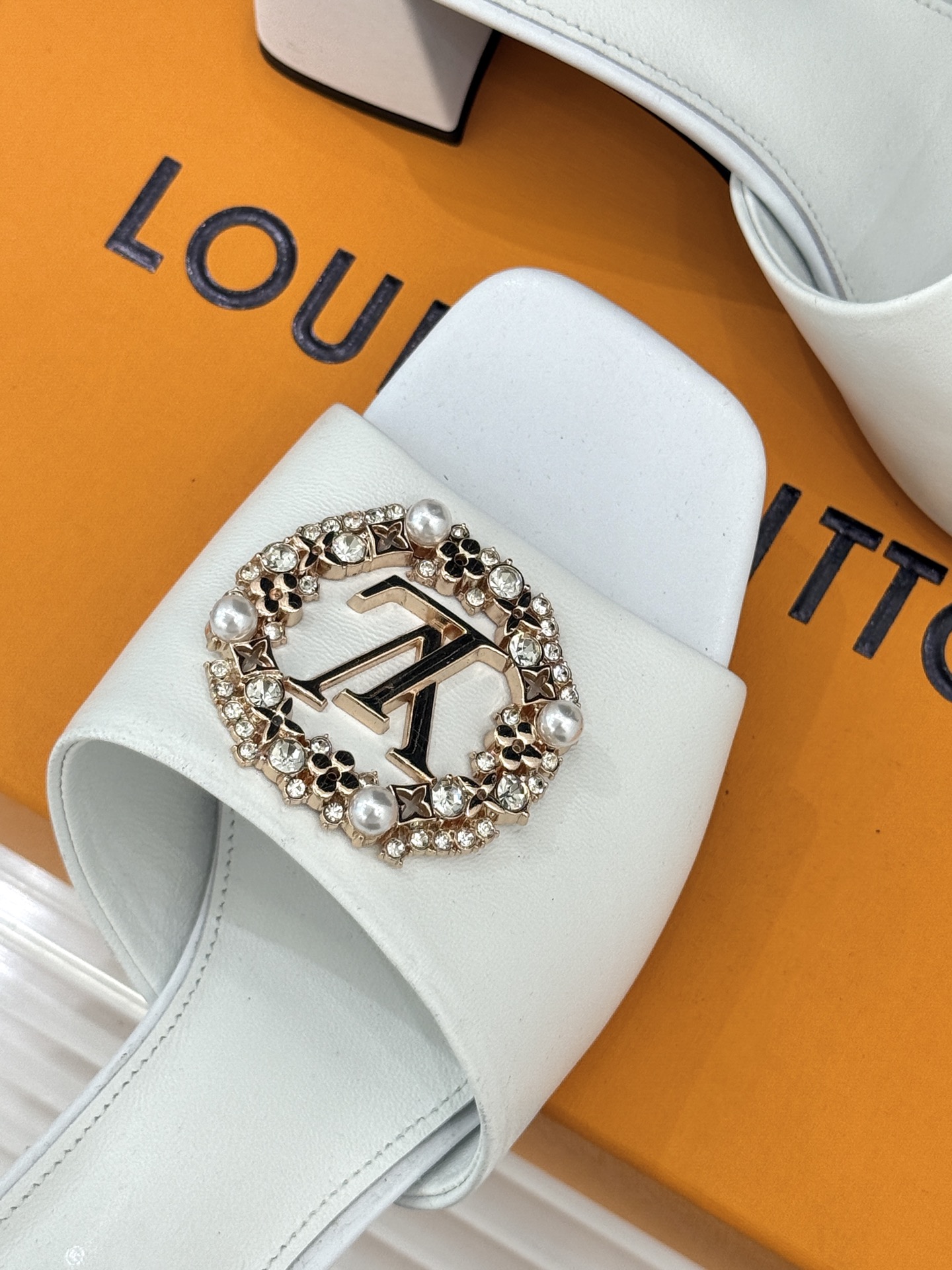 L*V驴家经典水钻扣一字带粗跟拖鞋以百年匠艺诠释夏日奢华。极简一字带利落勾勒优雅线条在视觉延伸拉长双腿比